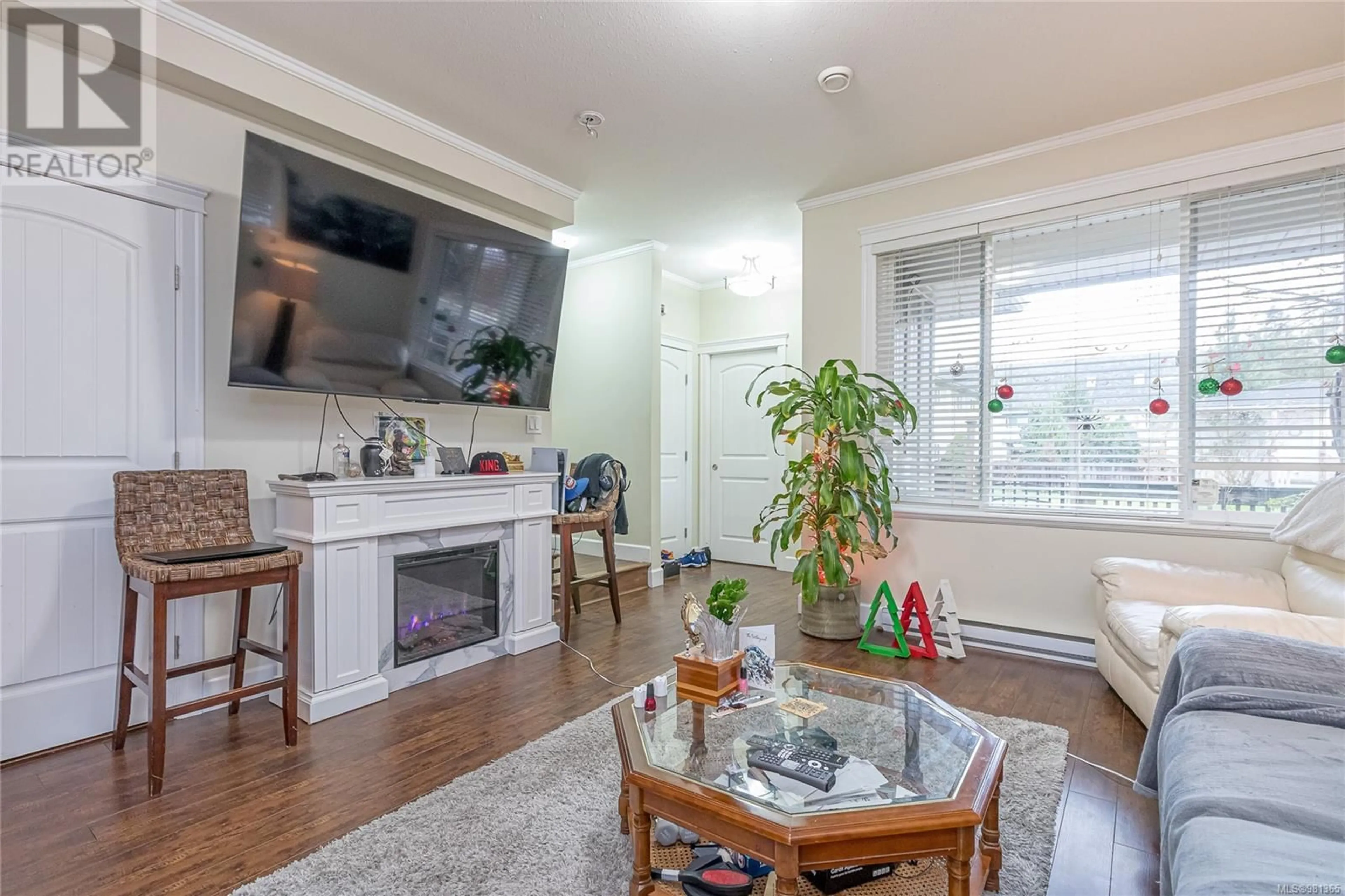 Living room with furniture, wood/laminate floor for 1 - 730 JUBILEE STREET, Duncan British Columbia V9L1X8