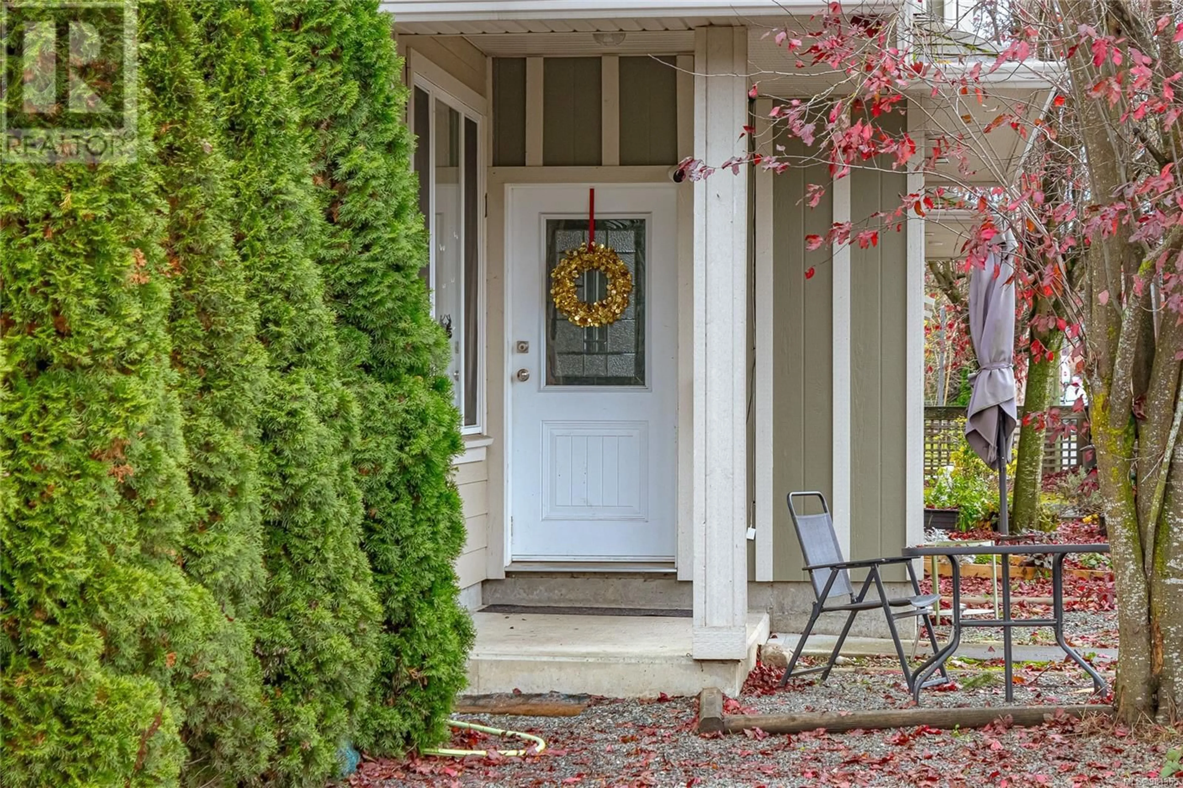 Indoor entryway, carpet floors for 1 730 Jubilee St, Duncan British Columbia V9L1X8