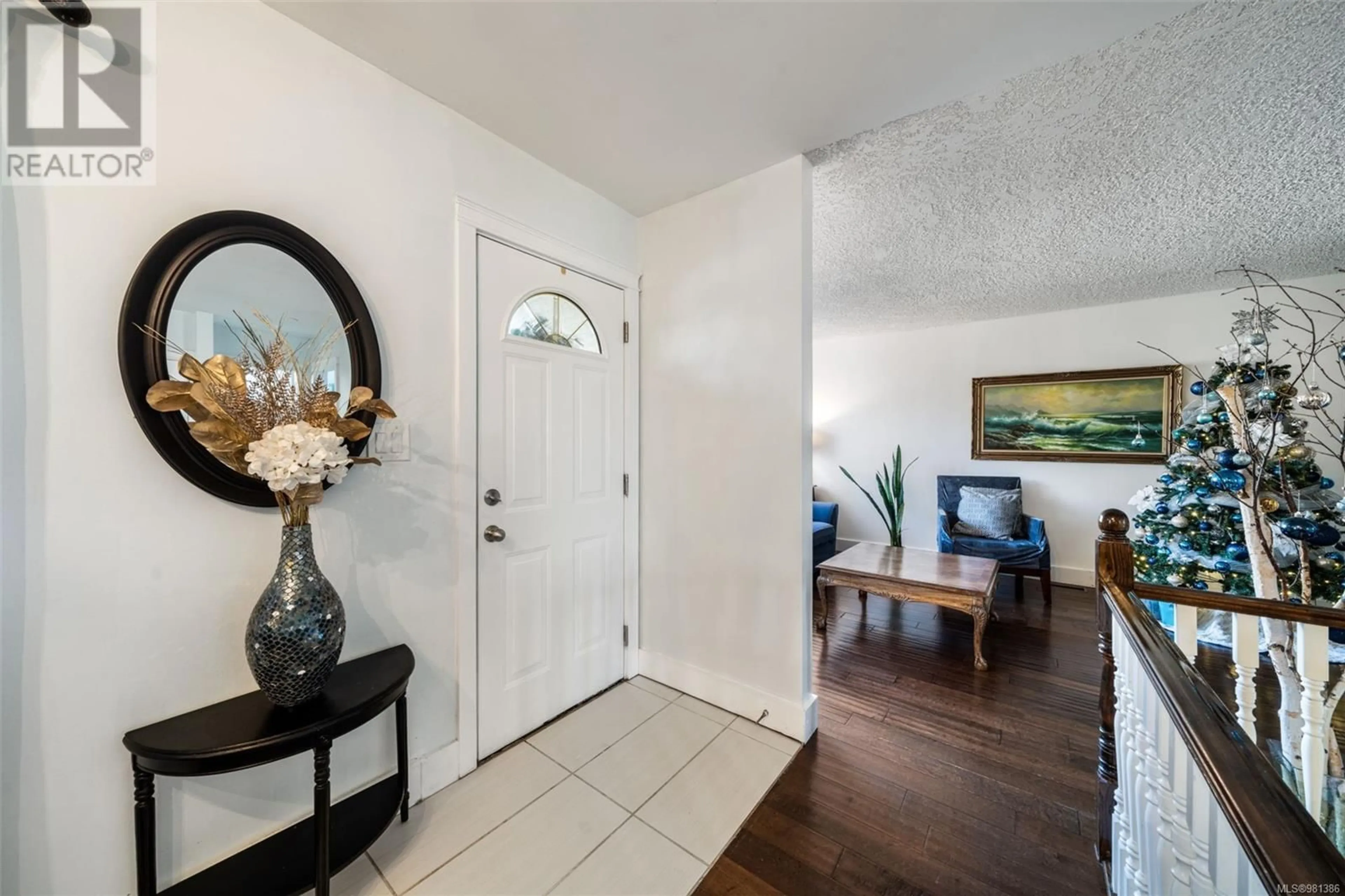 Indoor entryway, wood floors for 2221 Bradford Ave, Sidney British Columbia V8L2C8