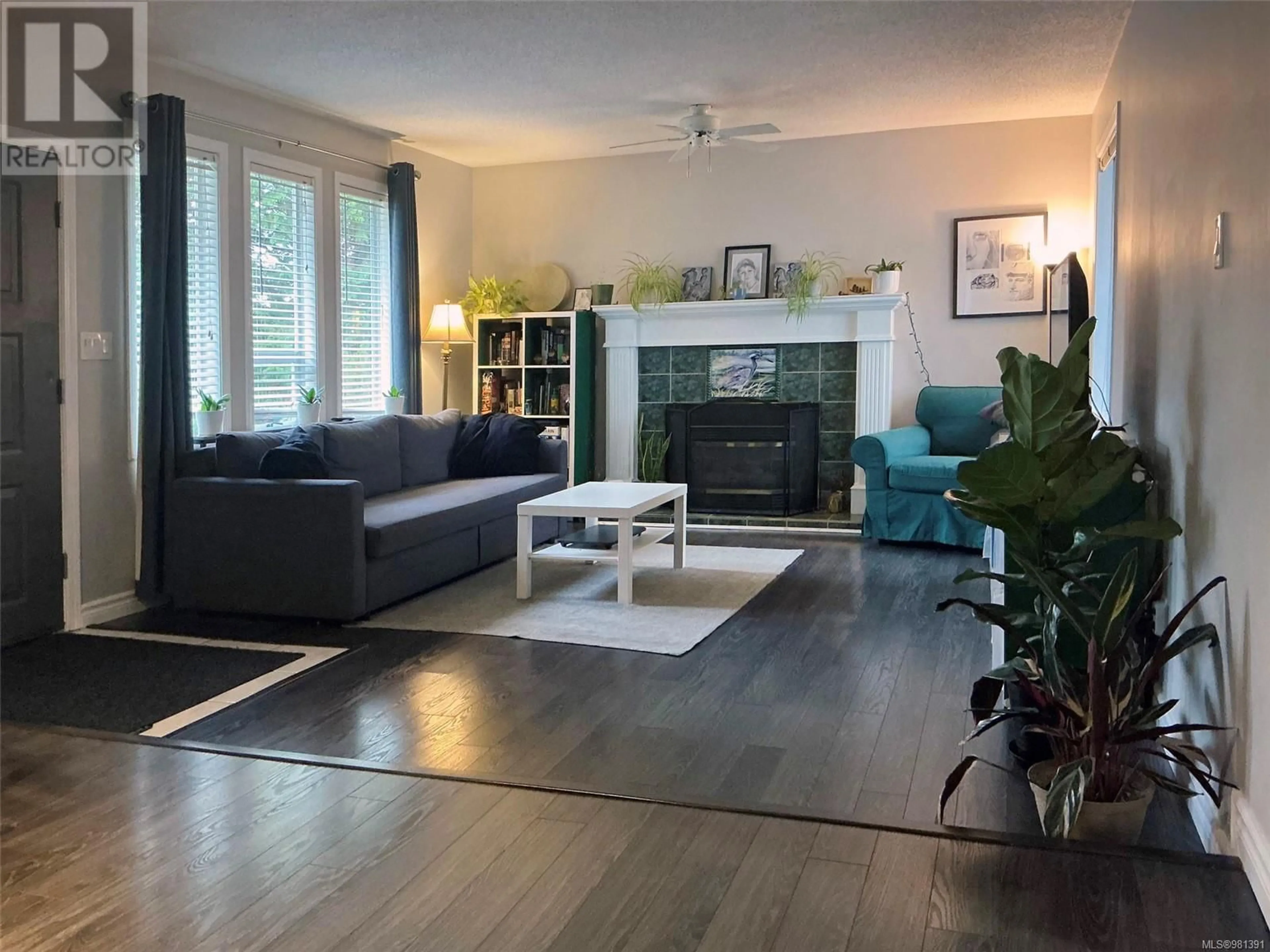 Living room, wood floors for 4618 Falaise Dr, Saanich British Columbia V8Y1B3