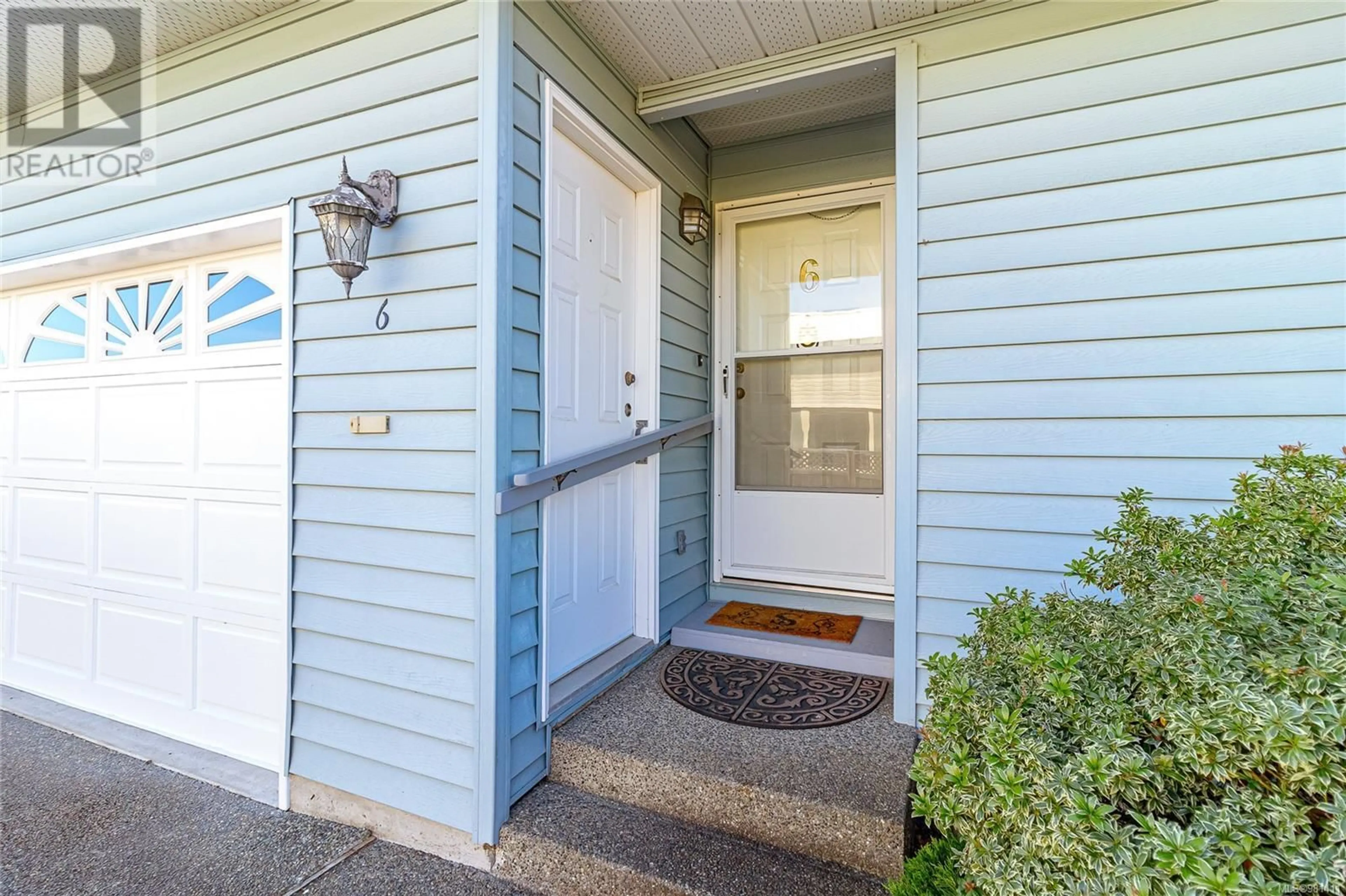 Indoor entryway, wood floors for 6 10050 Third St, Sidney British Columbia V8L3B3