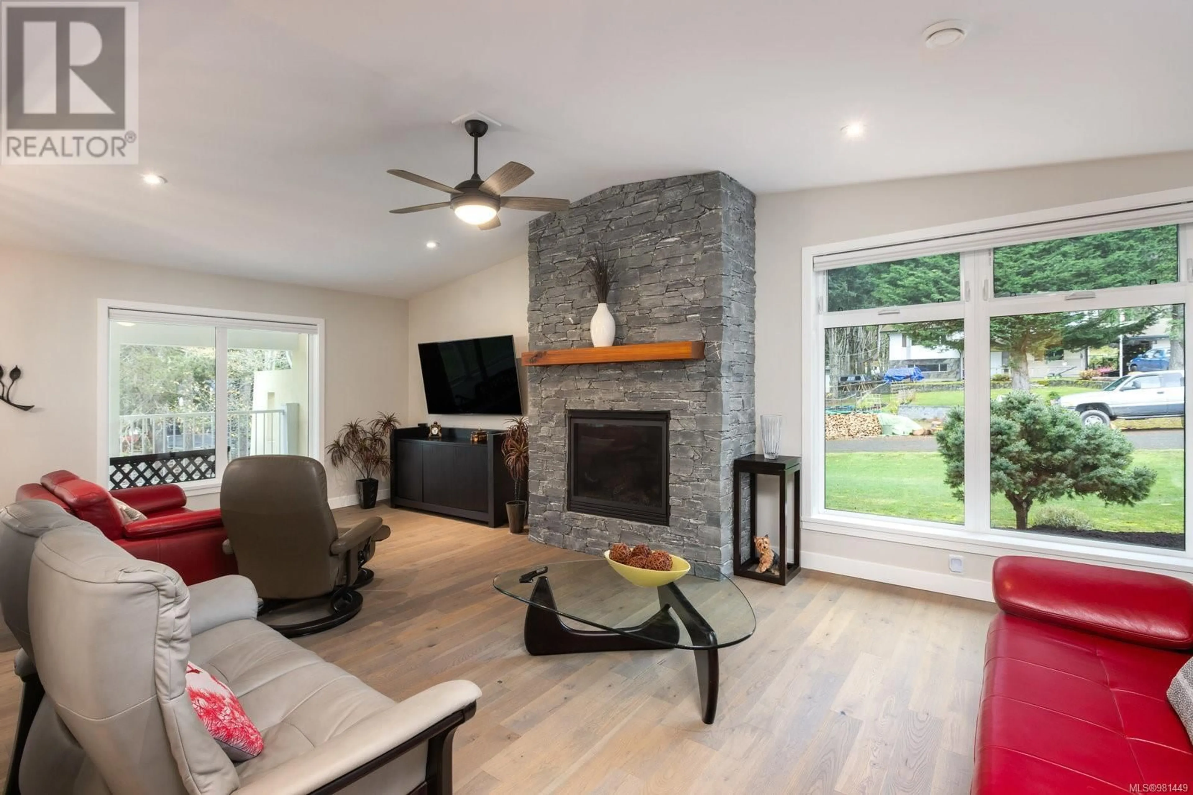 Living room, wood floors for 1936 Llewellyn Pl, North Saanich British Columbia V8L1G5