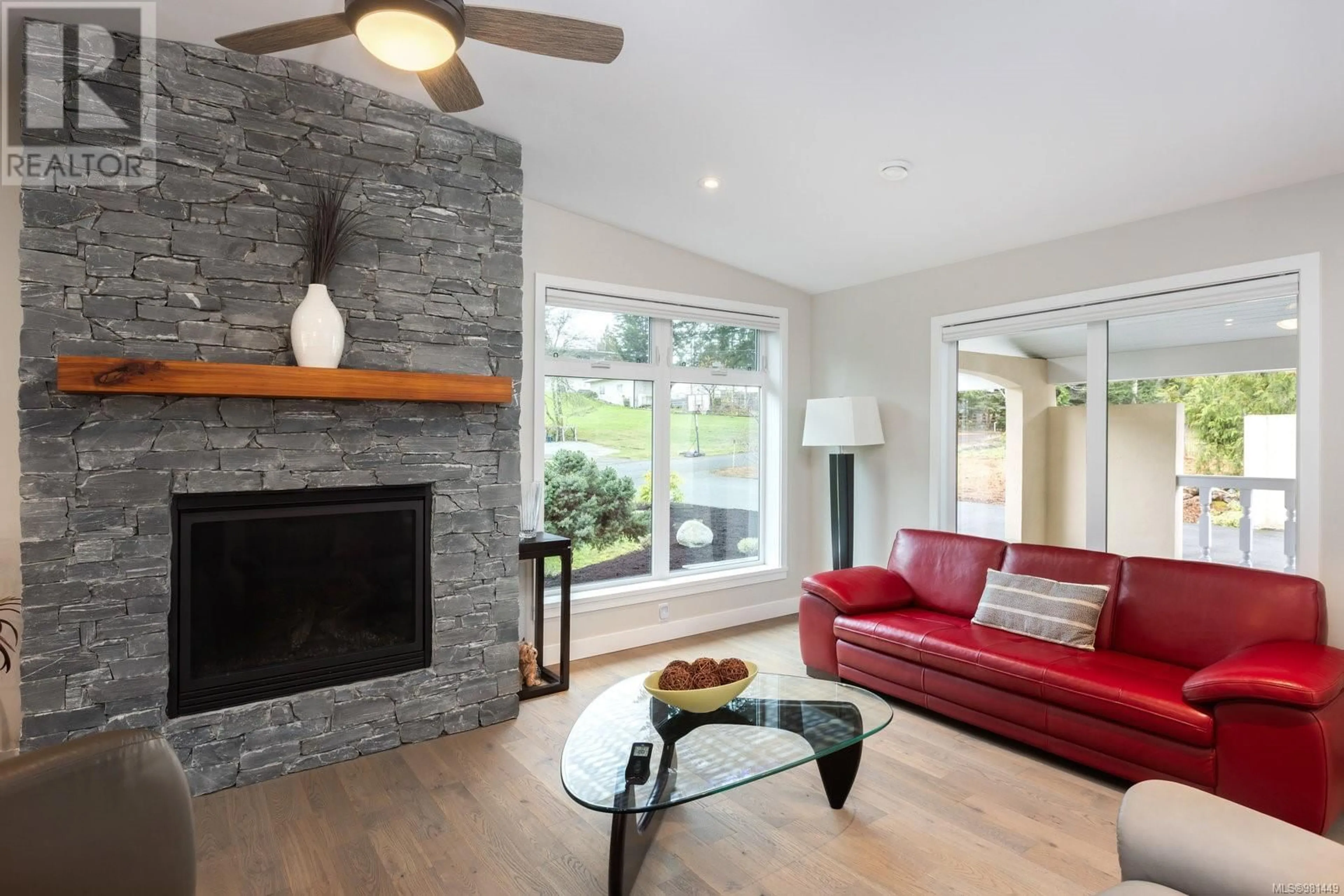 Living room, wood floors for 1936 Llewellyn Pl, North Saanich British Columbia V8L1G5