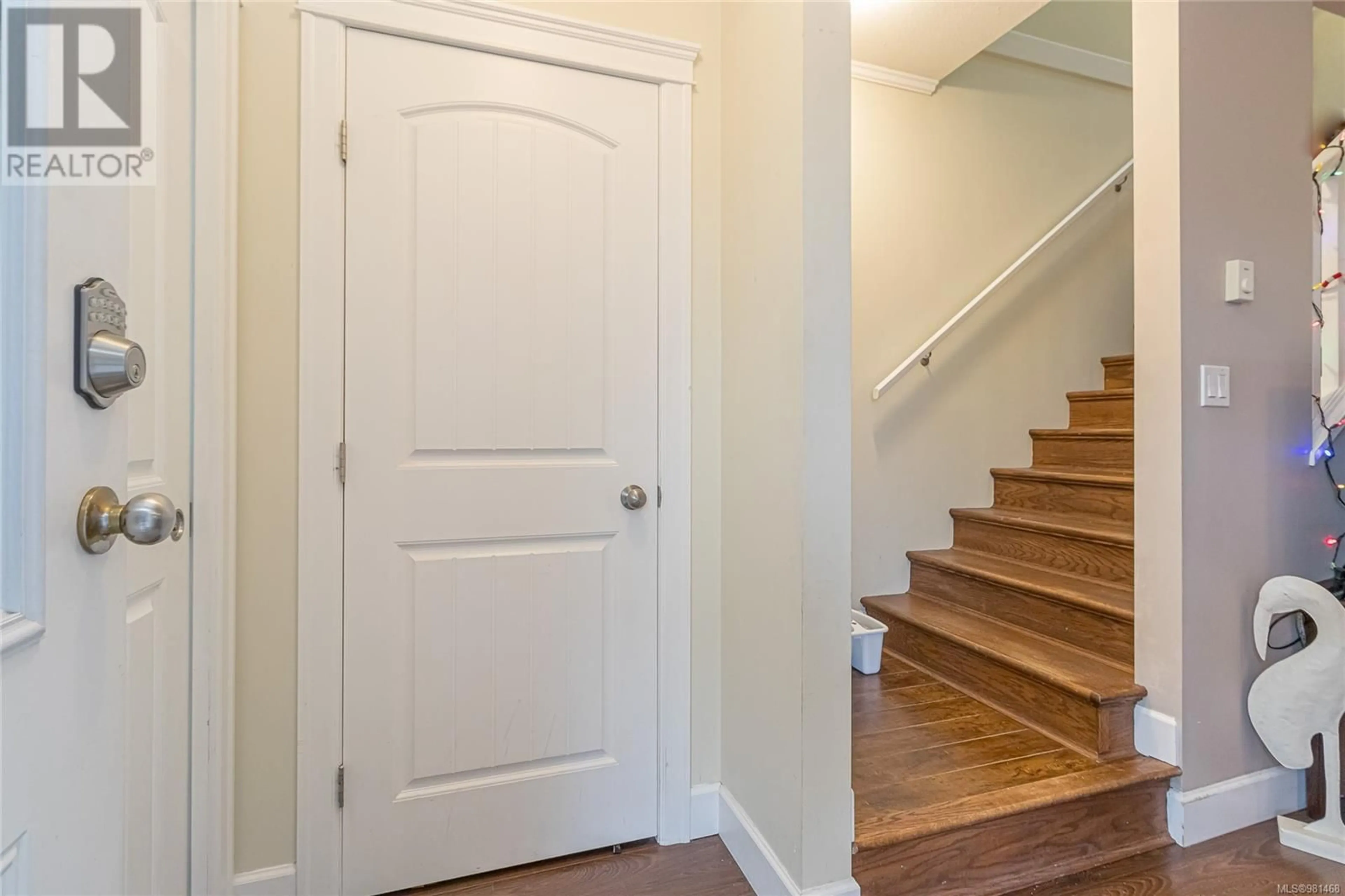 Indoor entryway, wood floors for 2 730 Jubilee St, Duncan British Columbia V9L1X8