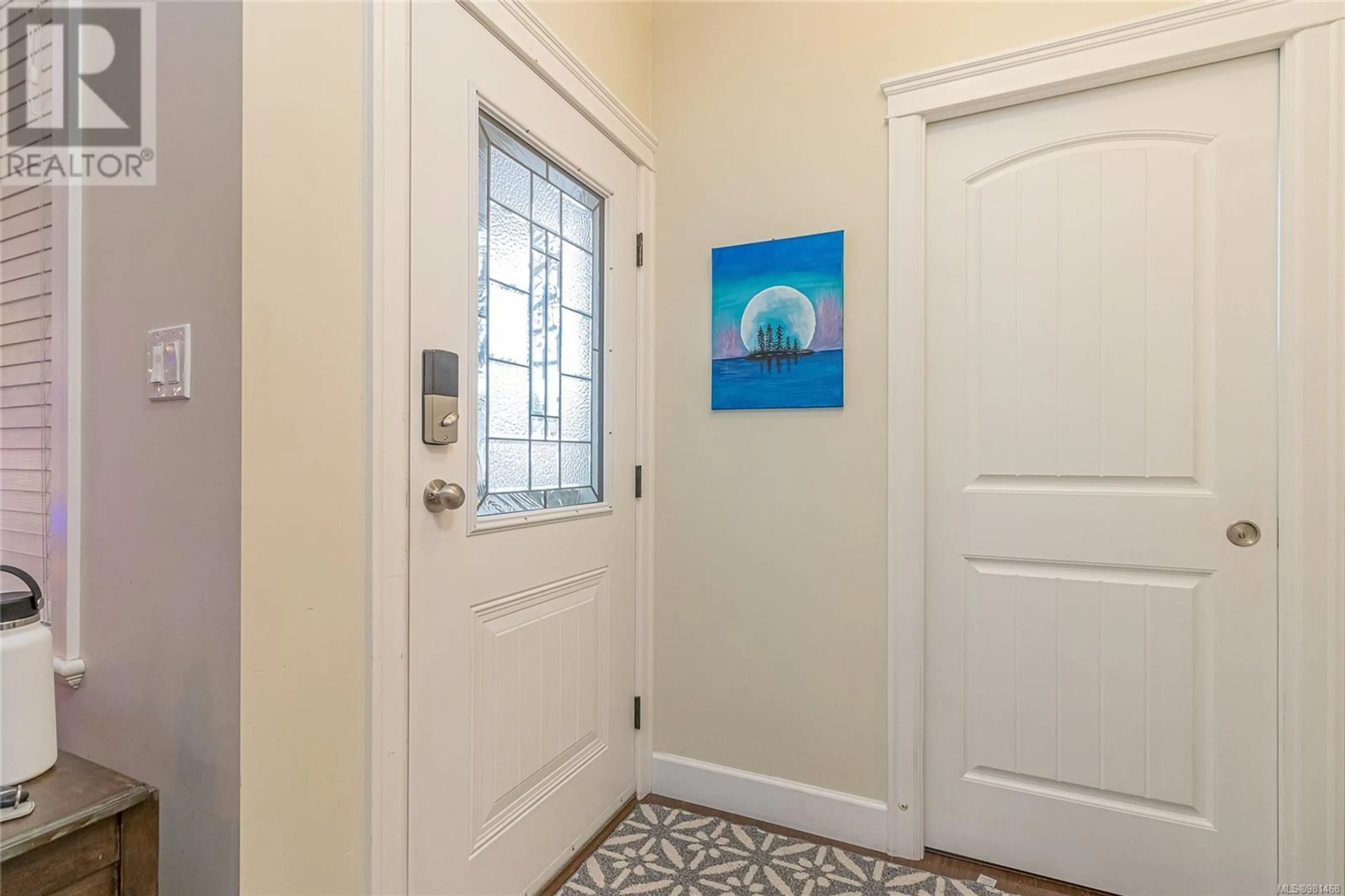 Indoor entryway, wood floors for 2 730 Jubilee St, Duncan British Columbia V9L1X8