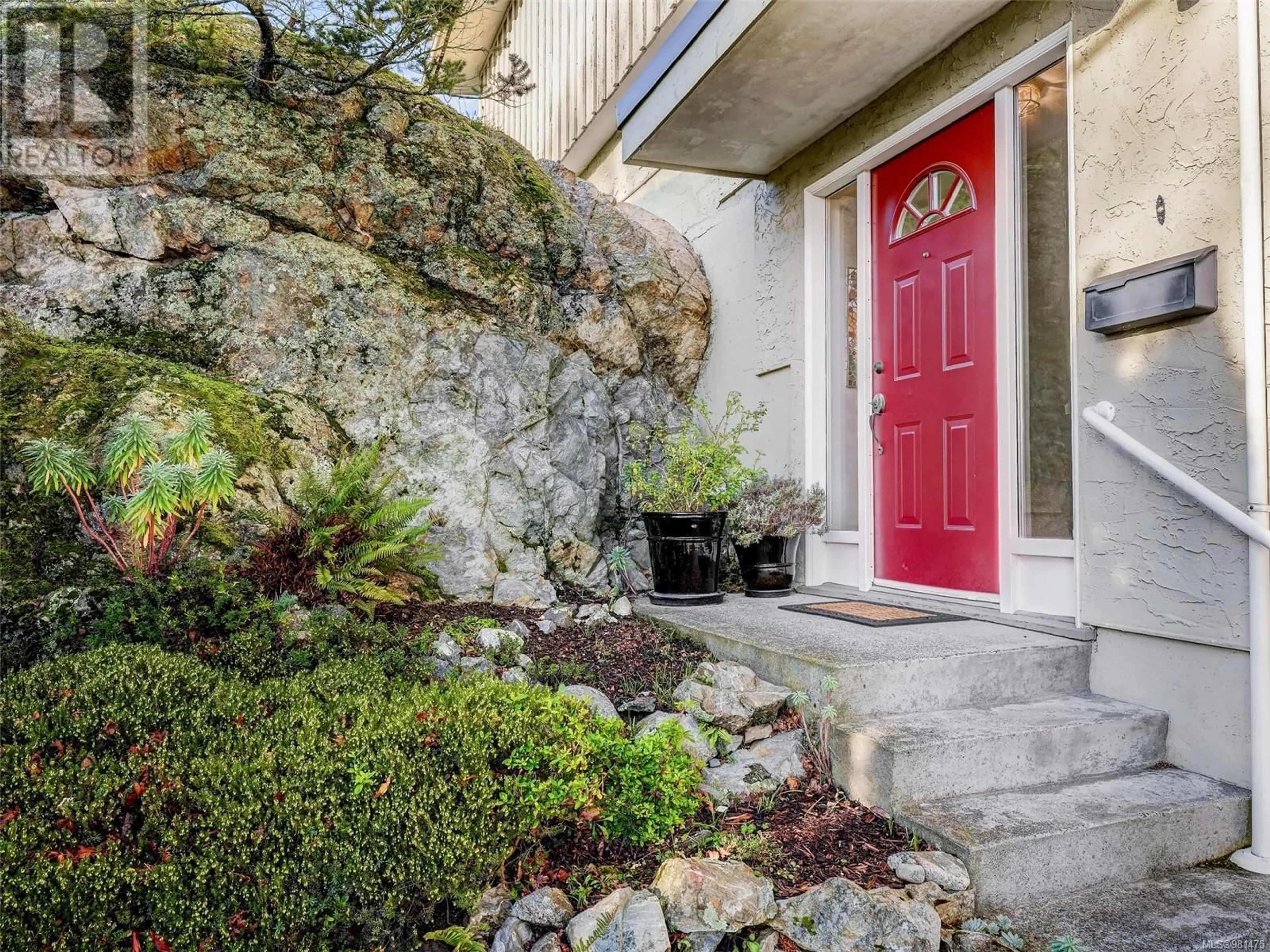 Indoor entryway for 292 Memorial Cres S, Victoria British Columbia V8S3J2