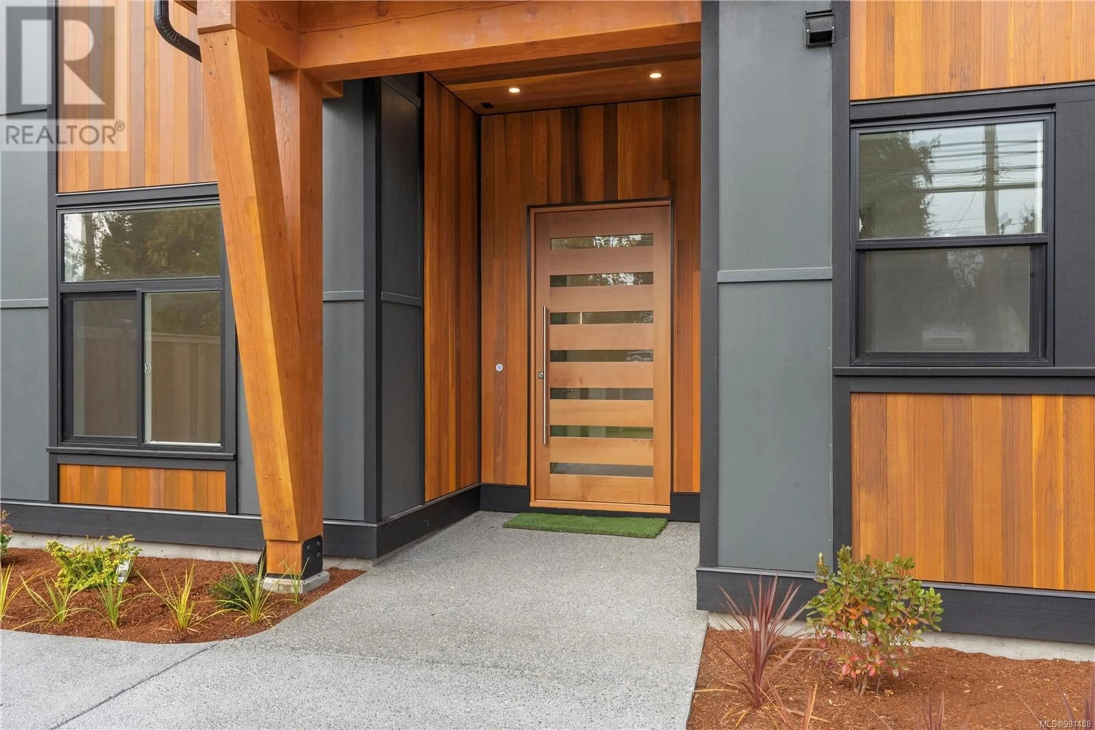 Indoor entryway, wood floors for 3280 Wascana St, Saanich British Columbia V8Z3T6