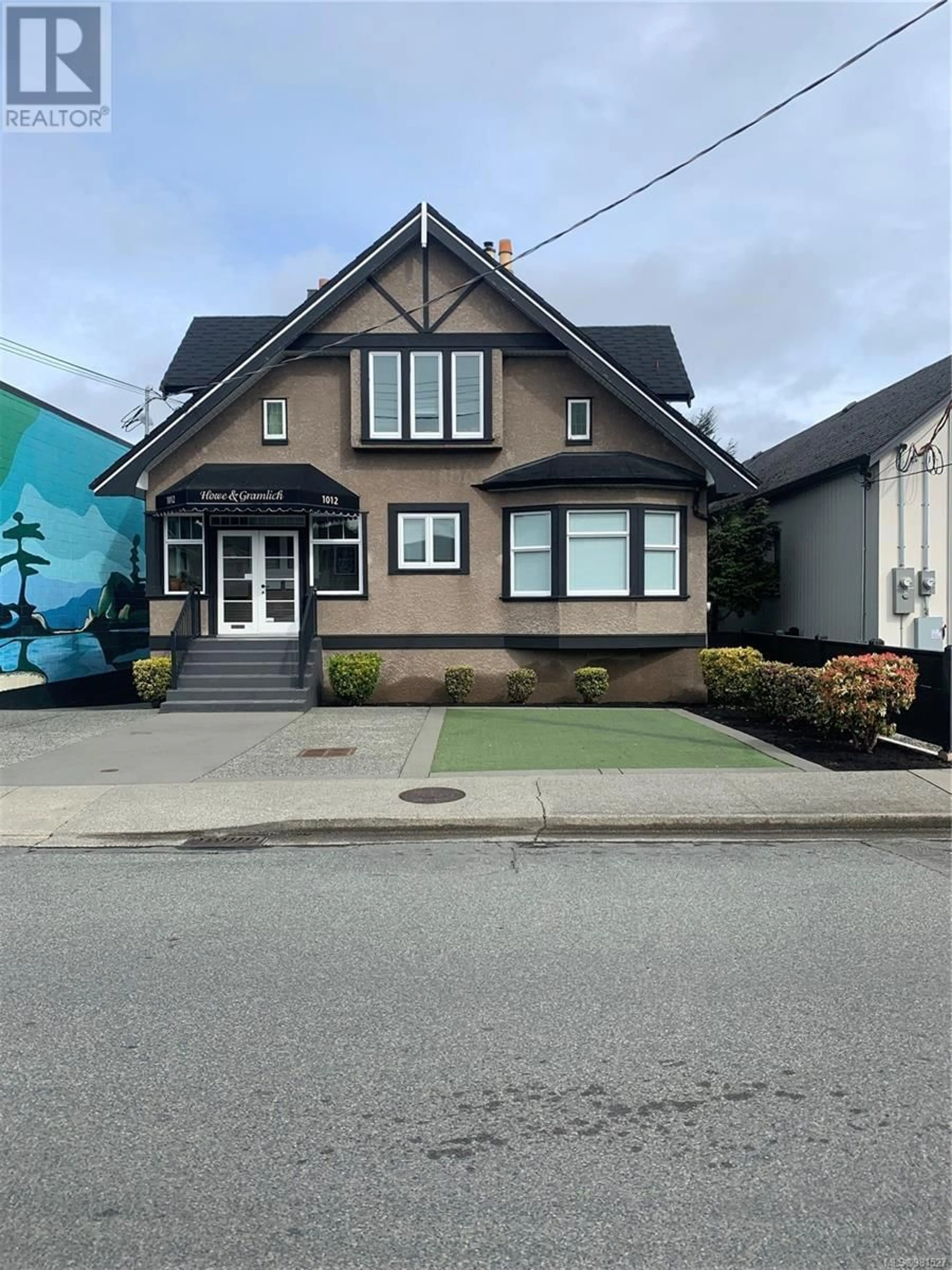 Home with vinyl exterior material, street for 1012 NORTH PARK STREET, Victoria British Columbia V8T1C6