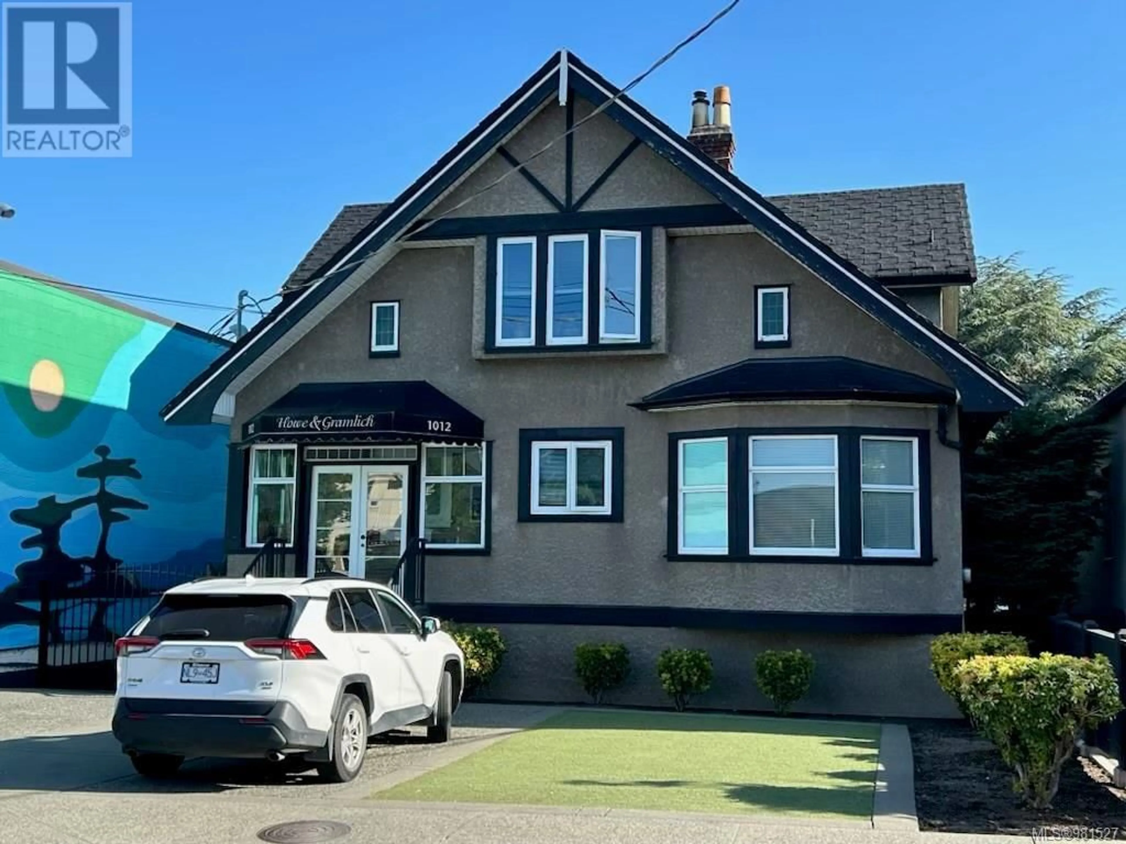Home with vinyl exterior material, street for 1012 NORTH PARK STREET, Victoria British Columbia V8T1C6