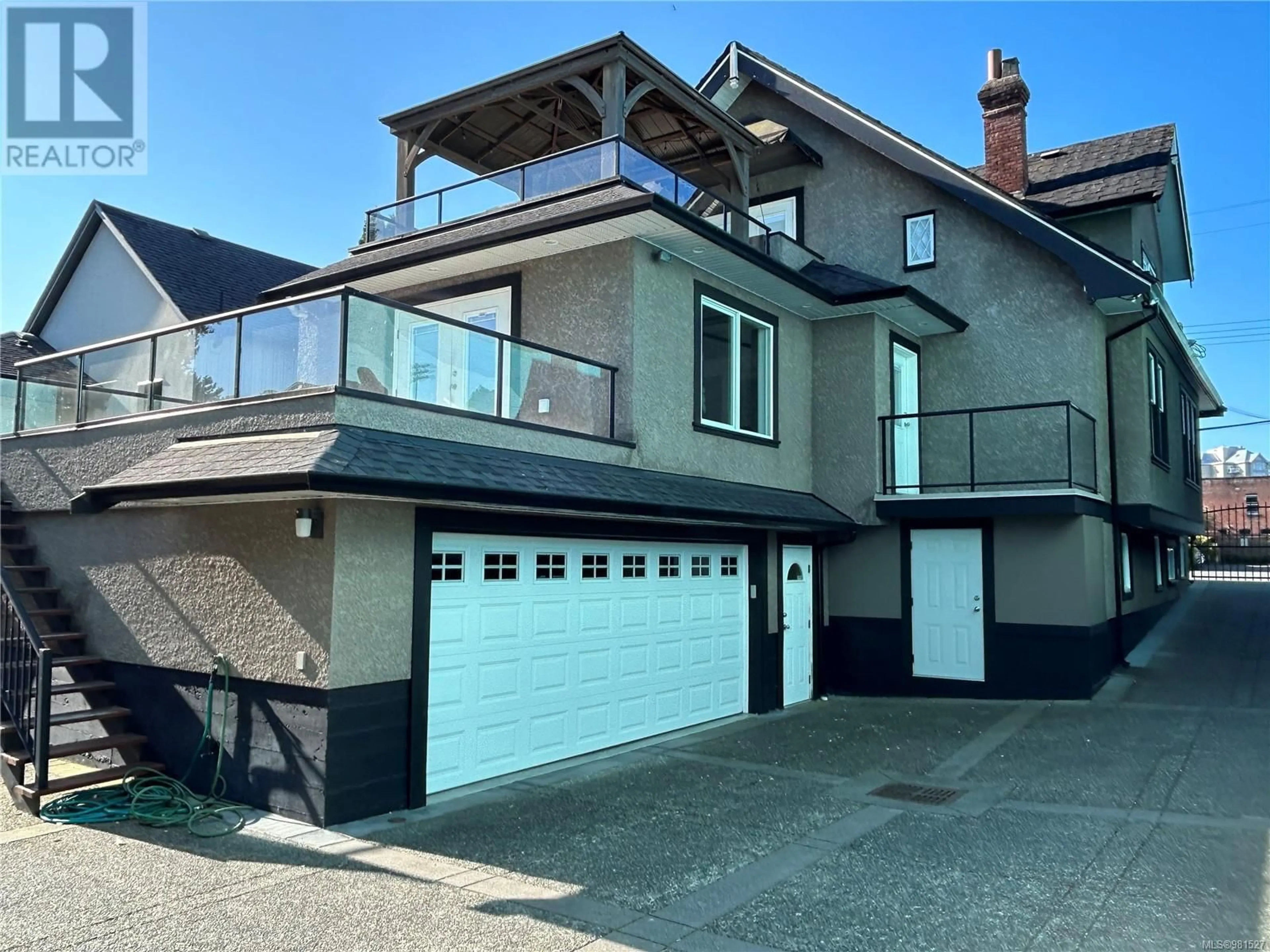 Home with vinyl exterior material, street for 1012 NORTH PARK STREET, Victoria British Columbia V8T1C6