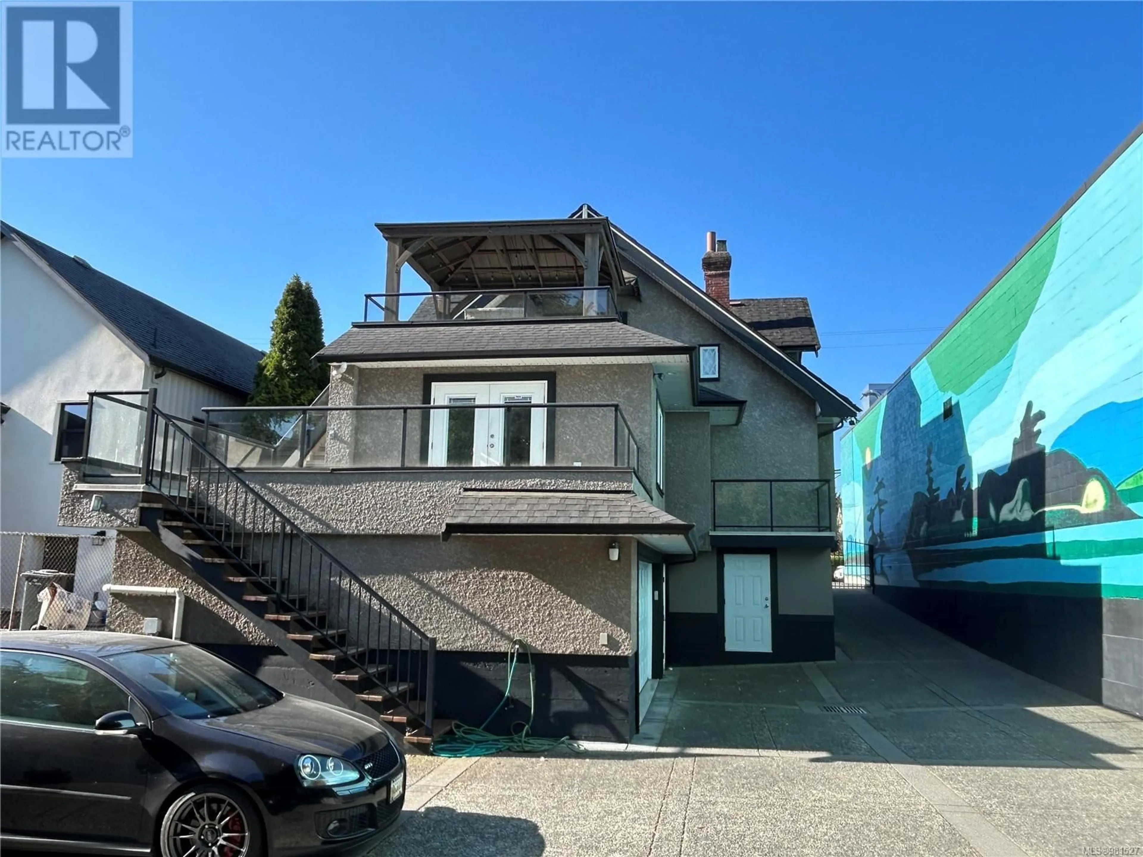 A pic from outside/outdoor area/front of a property/back of a property/a pic from drone, street for 1012 NORTH PARK STREET, Victoria British Columbia V8T1C6