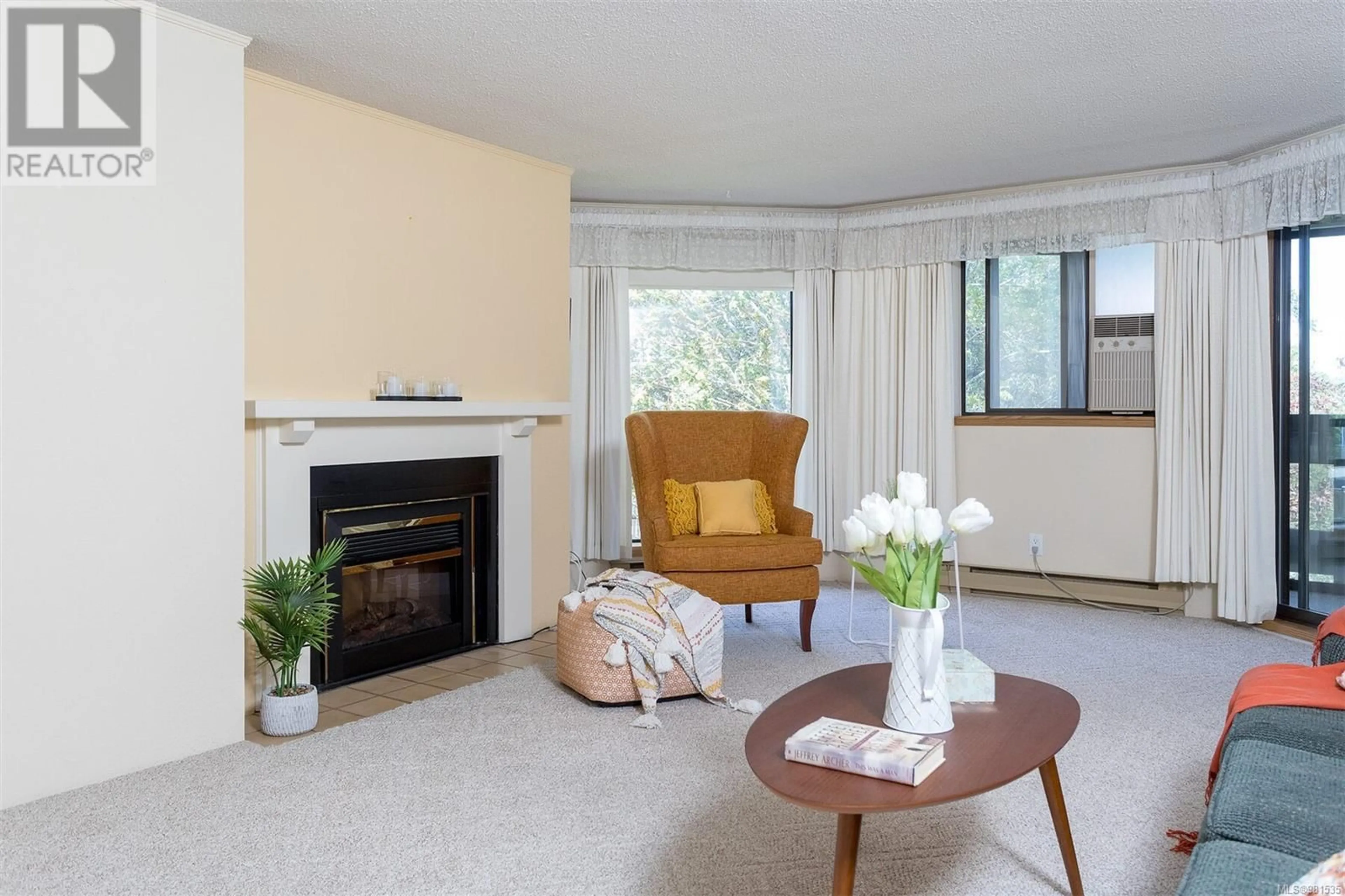 Living room, wood floors for 304 1560 Hillside Ave, Victoria British Columbia V8T5B8