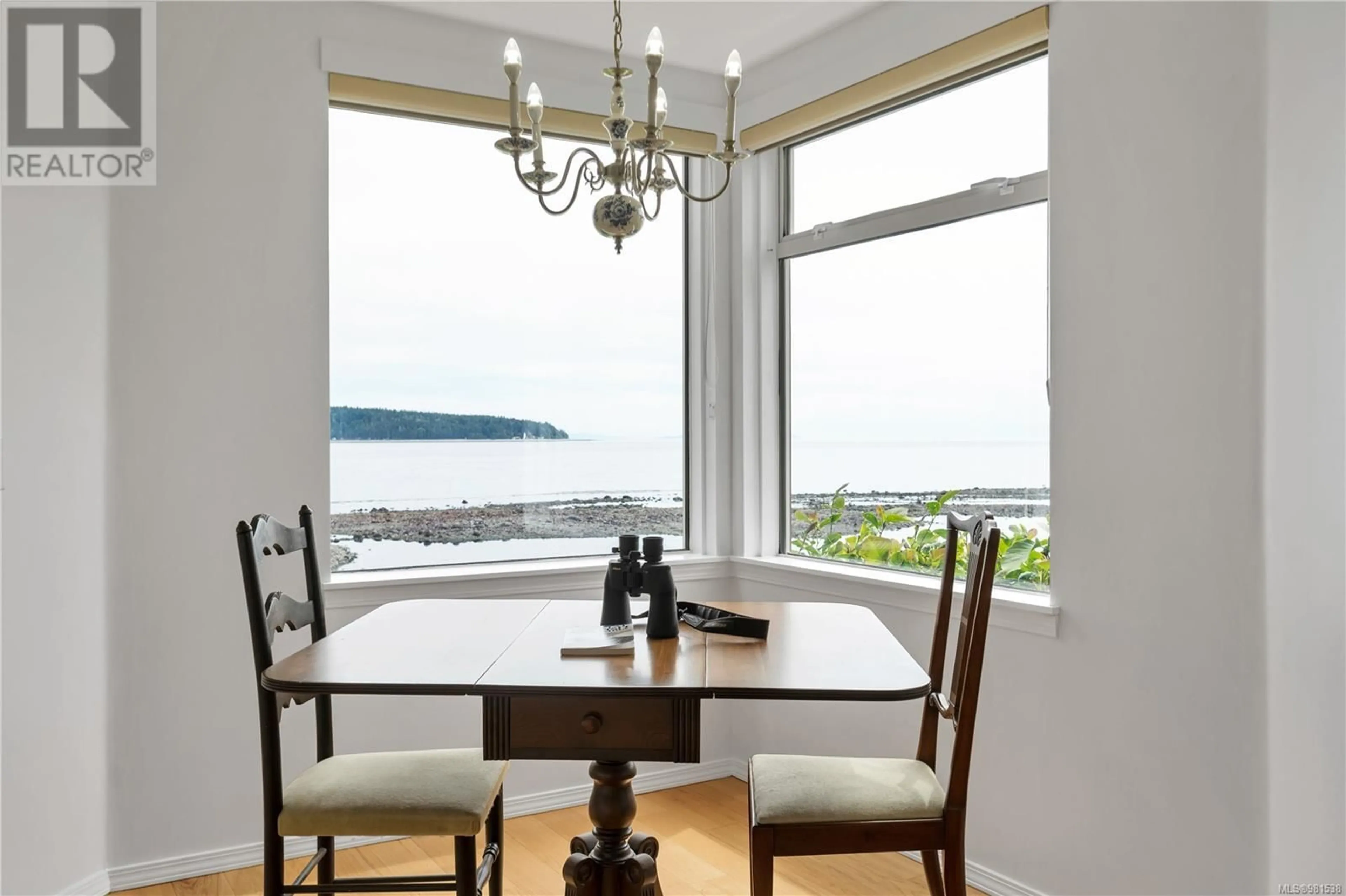 Dining room, wood/laminate floor for 3207 - 27 ISLAND HIGHWAY SOUTH, Campbell River British Columbia V9W1A2