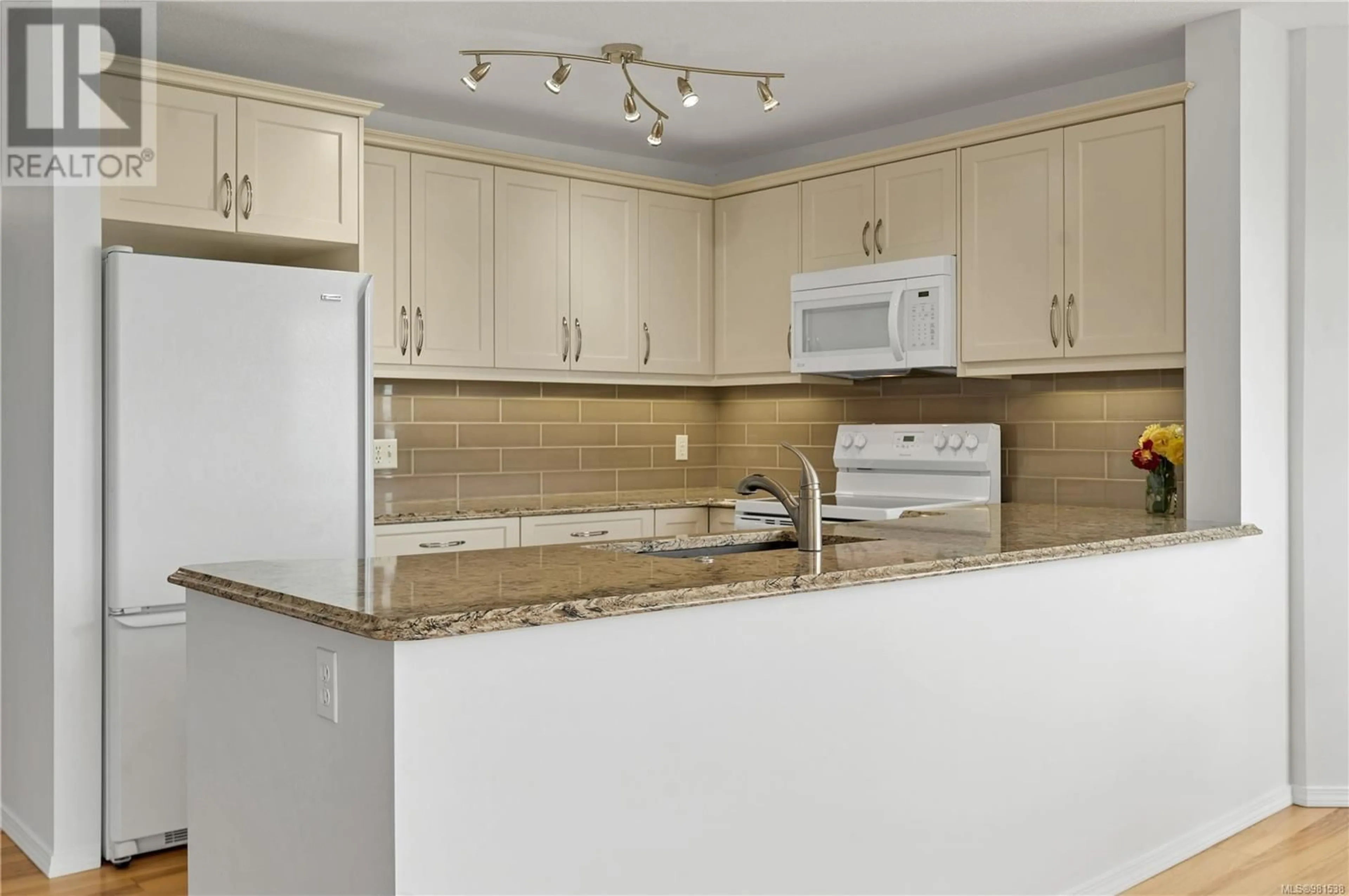 Standard kitchen, unknown for 3207 - 27 ISLAND HIGHWAY SOUTH, Campbell River British Columbia V9W1A2
