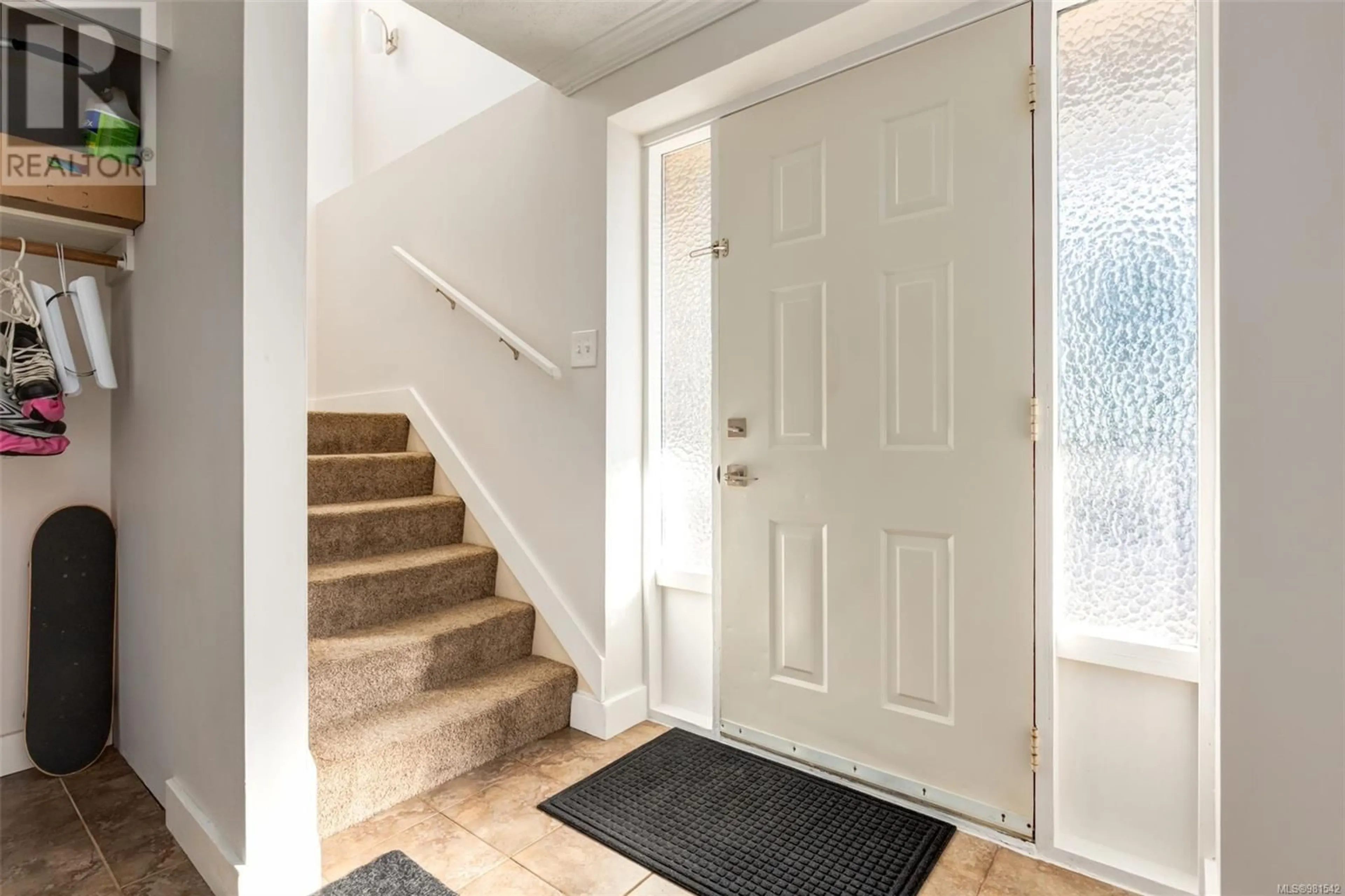 Indoor entryway, carpet floors for 3301 Dingle Bingle Hill Rd, Nanaimo British Columbia V9T3V6