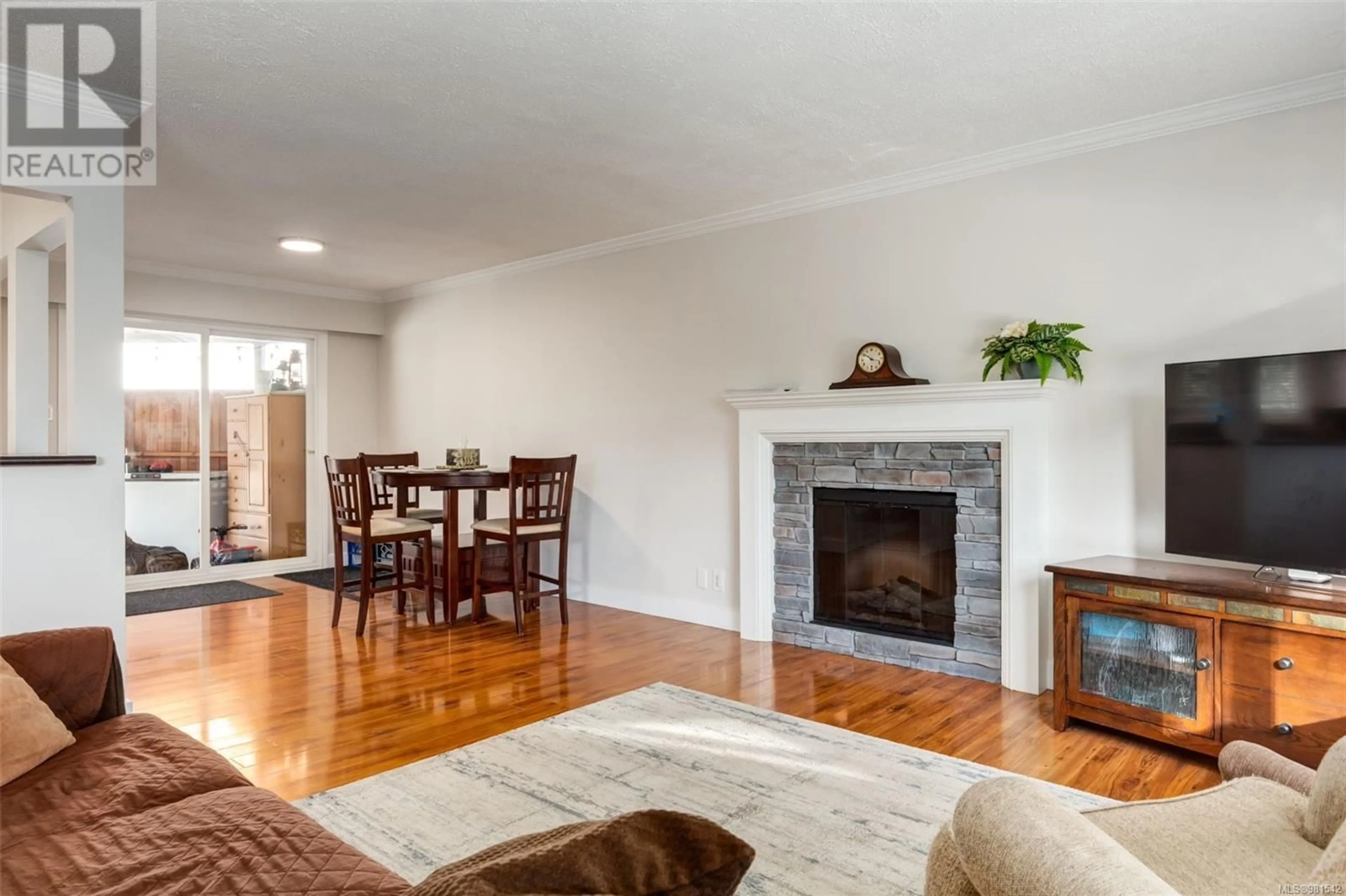 Living room, wood floors for 3301 Dingle Bingle Hill Rd, Nanaimo British Columbia V9T3V6