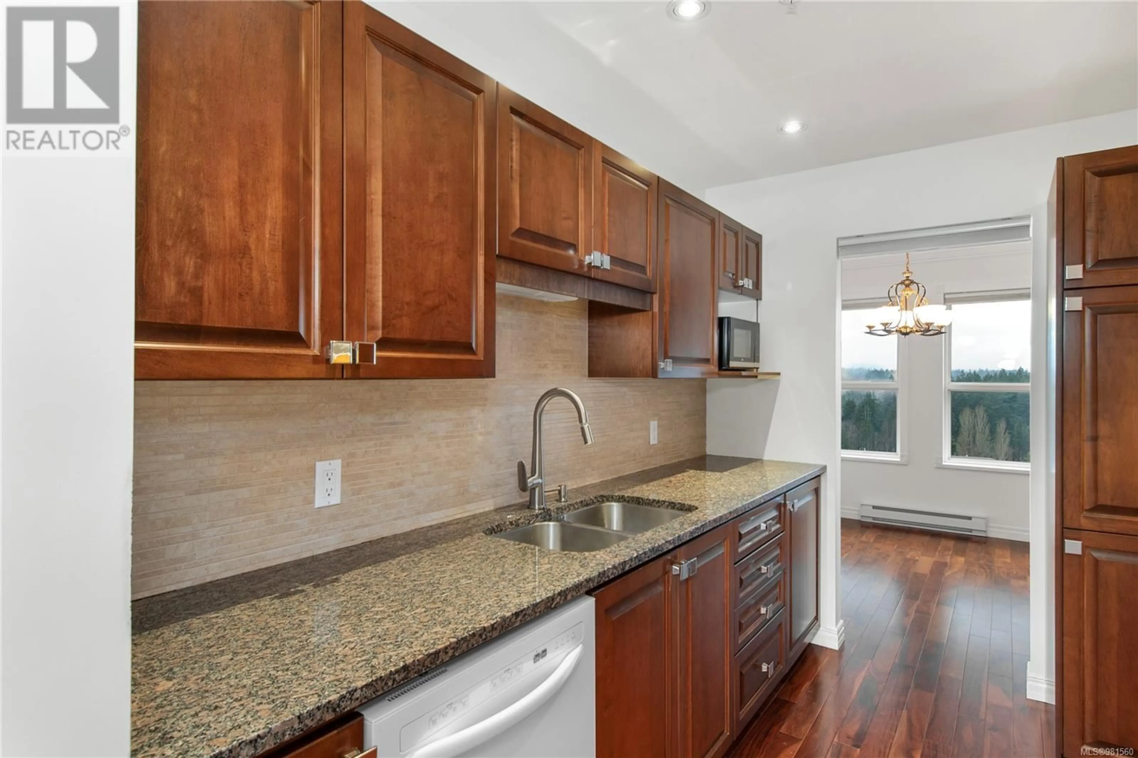 Open concept kitchen for 413 280 Dogwood St S, Campbell River British Columbia V9W6Y7