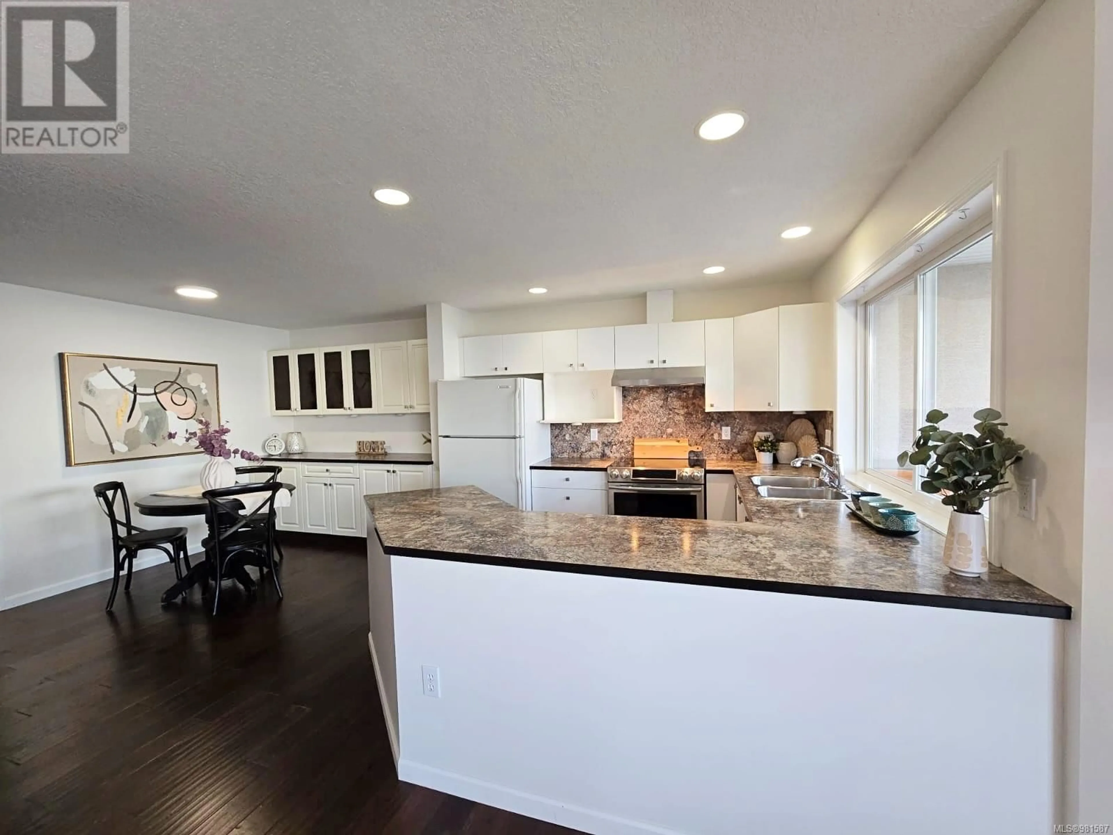 Open concept kitchen for 103 3156 Island Hwy W, Qualicum Beach British Columbia V9K2C6