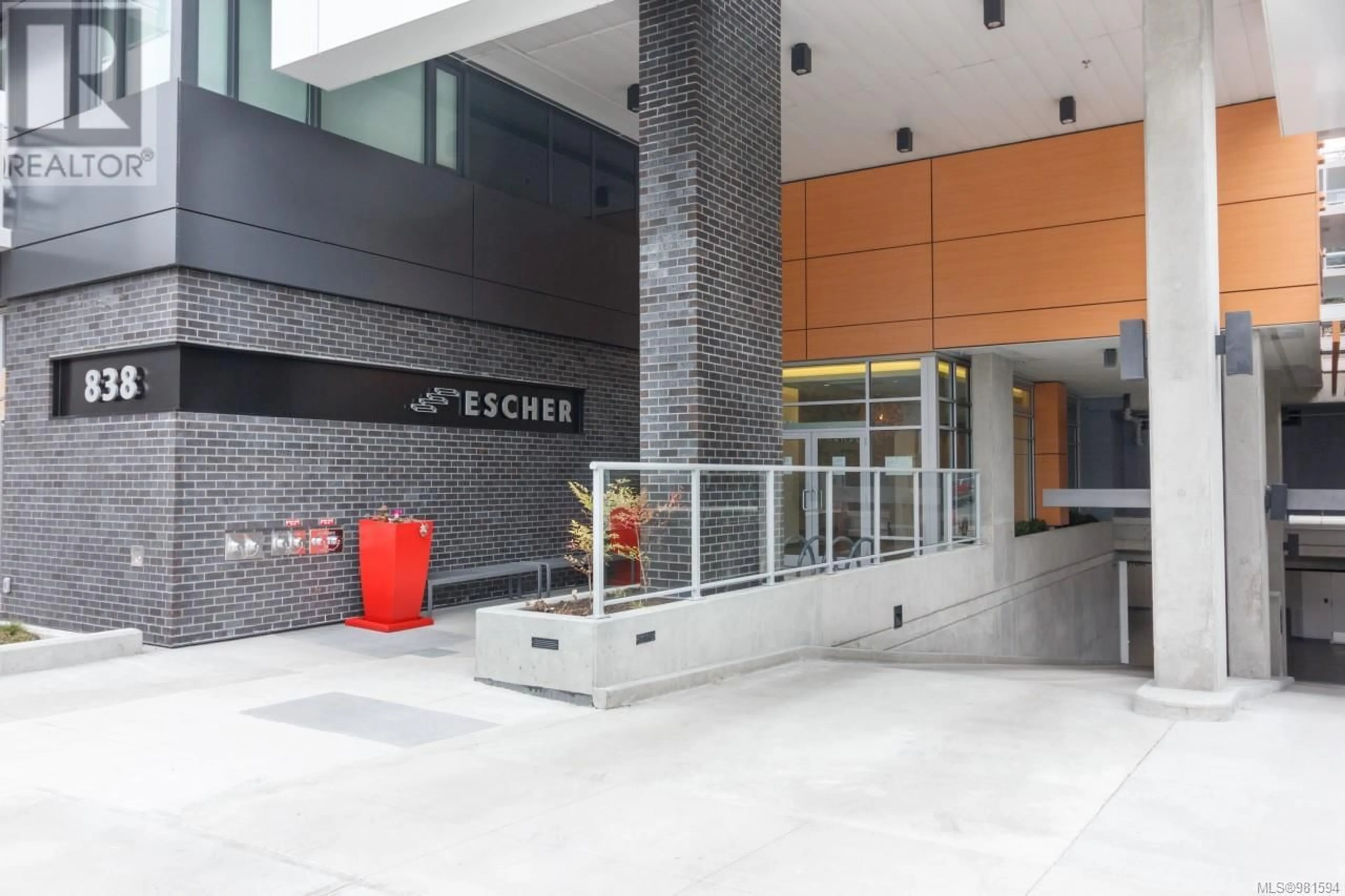 Indoor lobby, ceramic floors for 1004 838 Broughton St, Victoria British Columbia V8W1E4