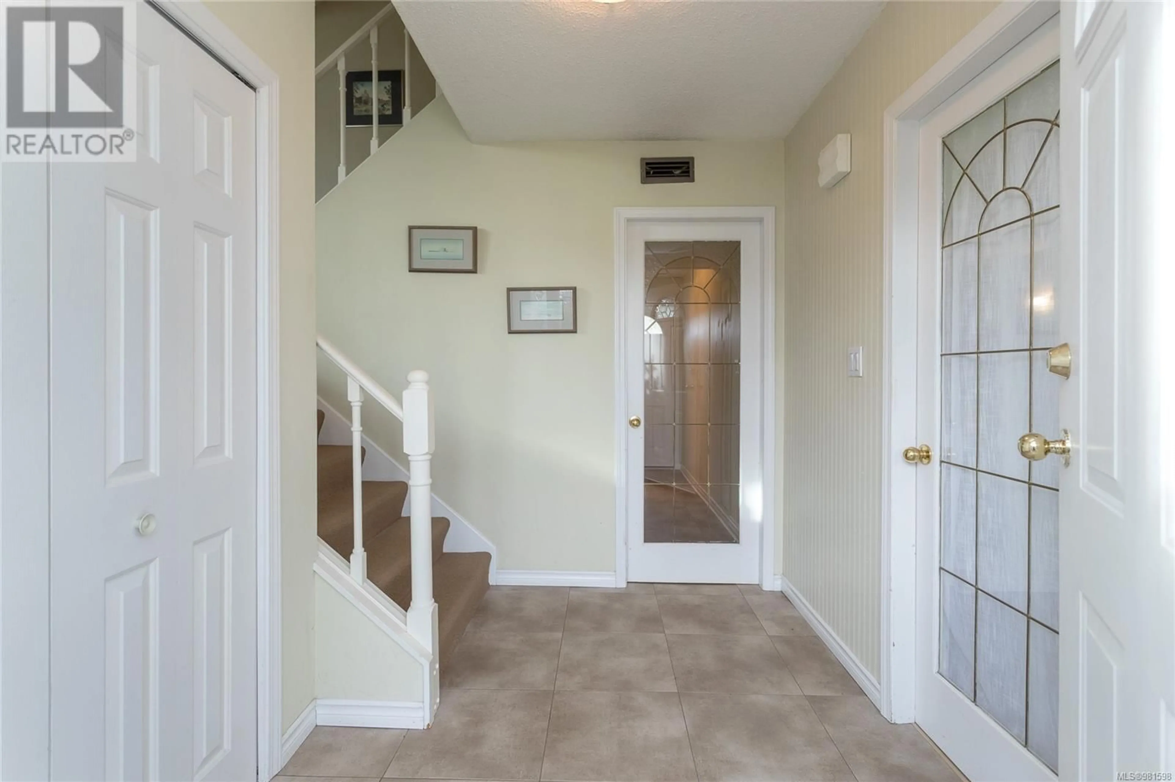 Indoor entryway for 2061 Piercy Ave, Sidney British Columbia V8L2K6