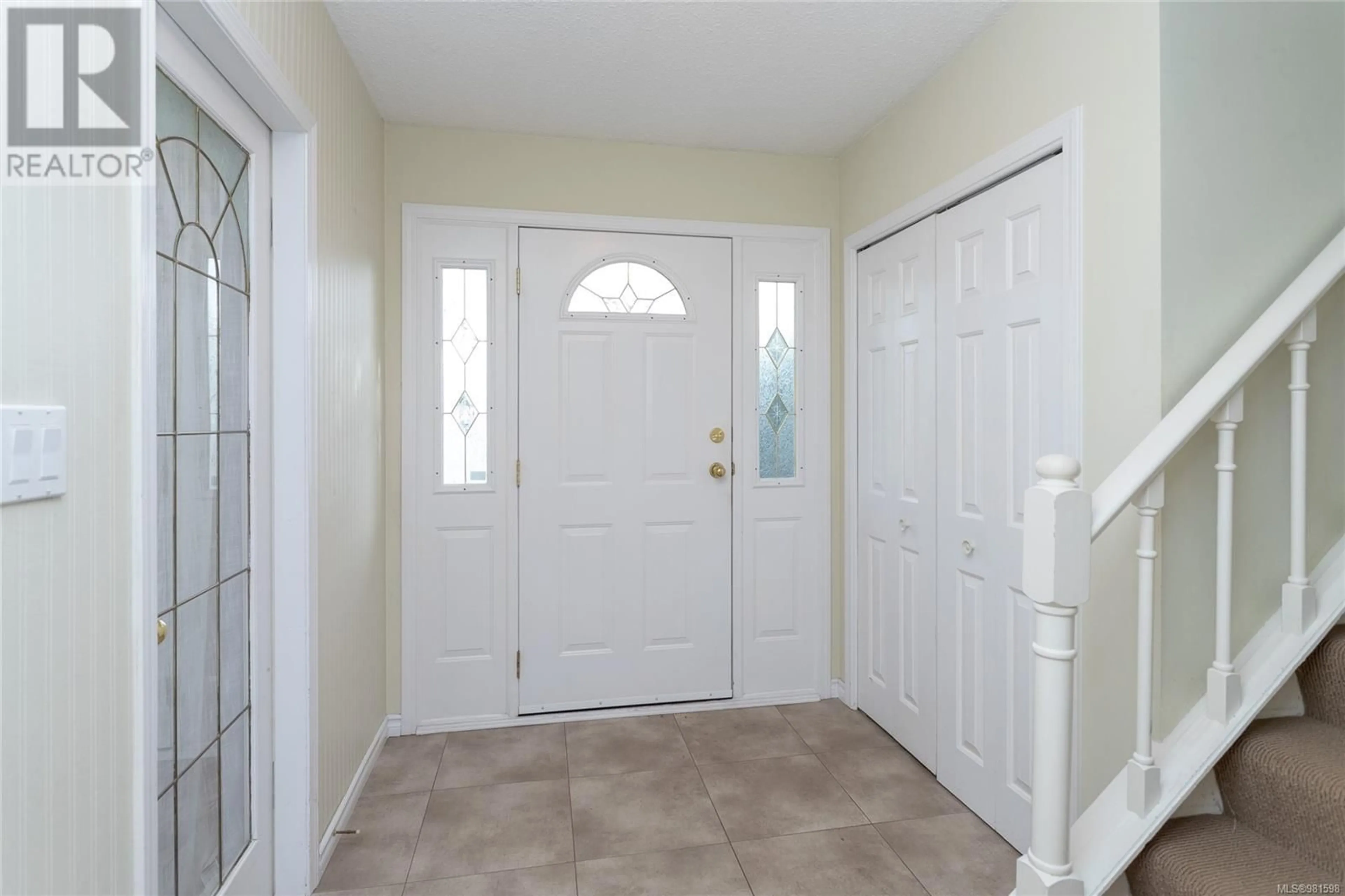 Indoor entryway for 2061 Piercy Ave, Sidney British Columbia V8L2K6