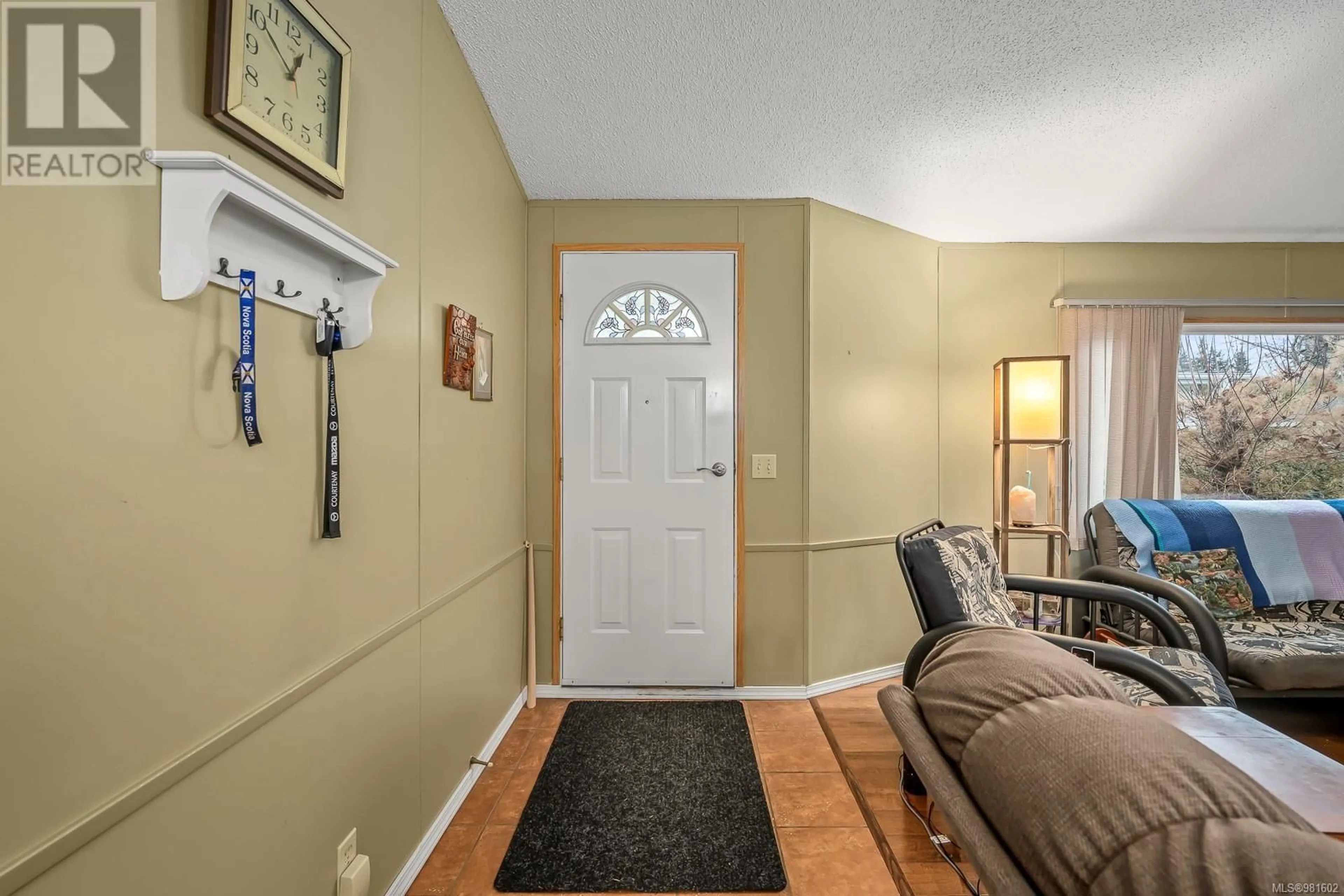 Indoor entryway, wood floors for 26 2140 20th St, Courtenay British Columbia V9N2G6