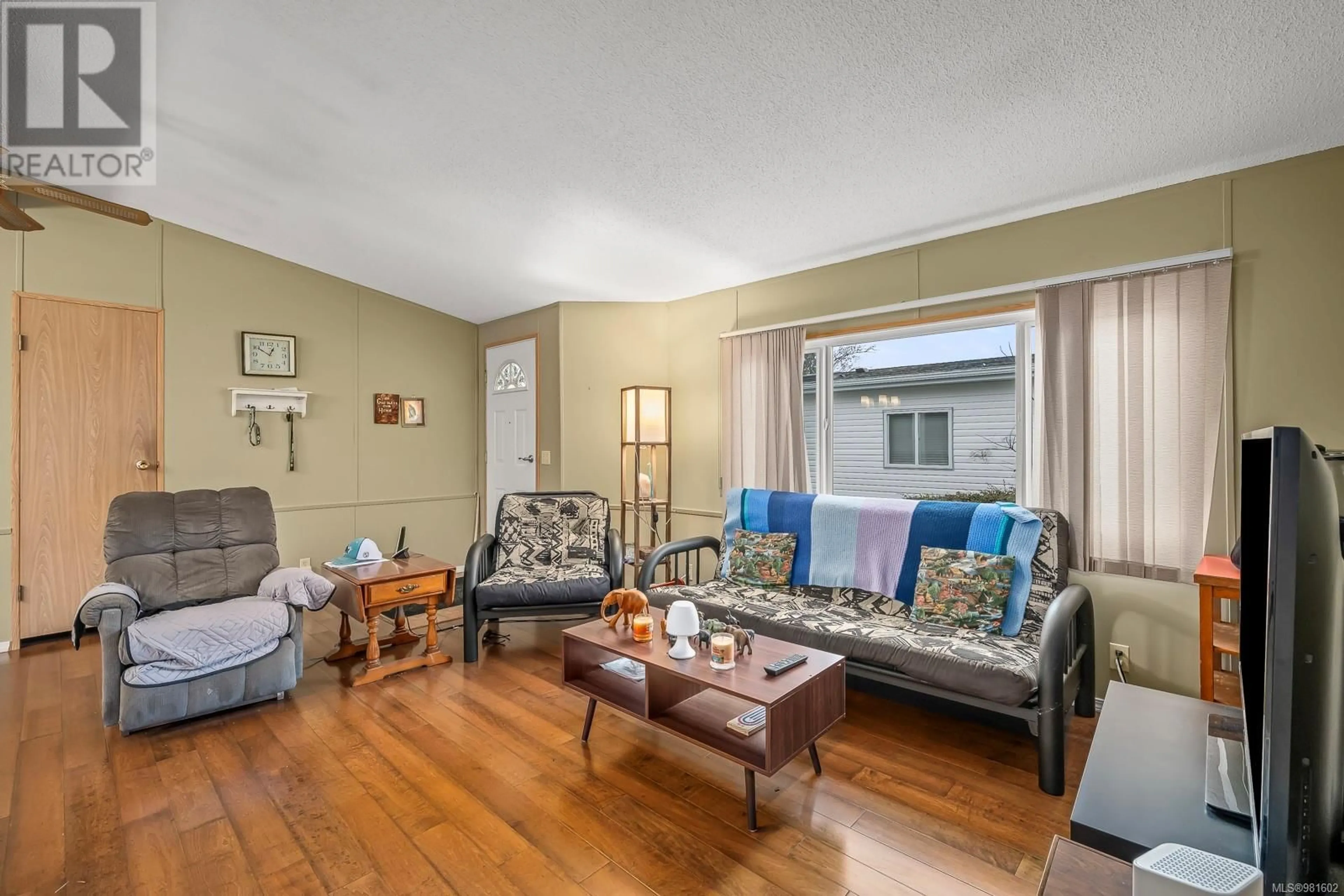 Living room, wood floors for 26 2140 20th St, Courtenay British Columbia V9N2G6