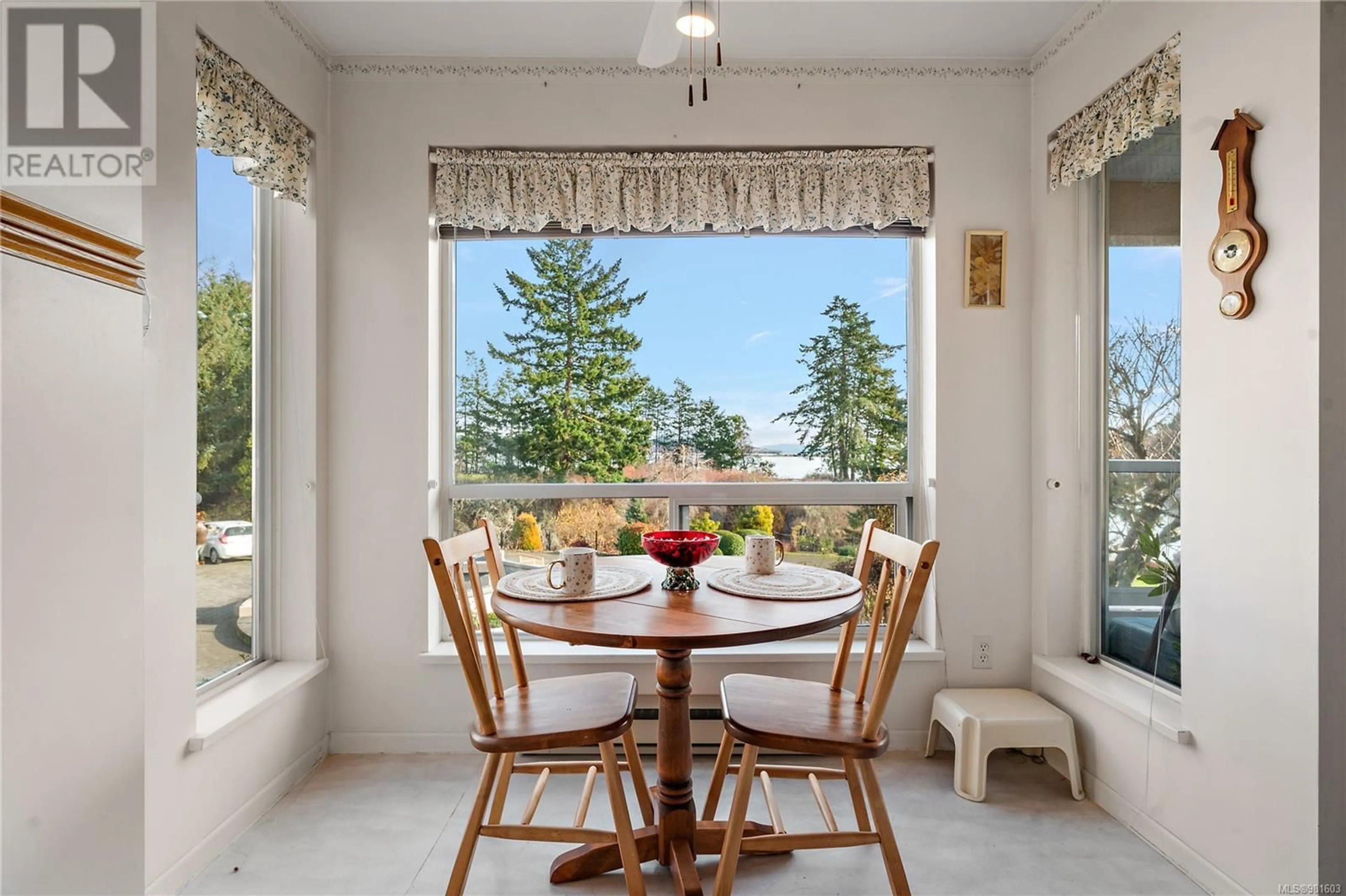 Dining room, wood floors, cottage for 2140 2600 Ferguson Rd, Central Saanich British Columbia V8M2C1