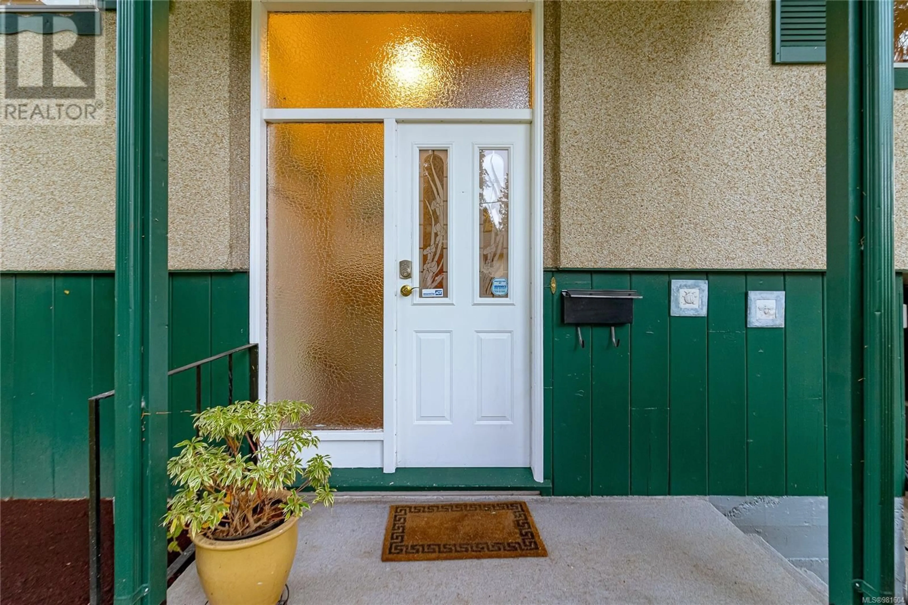 Indoor entryway, wood floors for 1044 Haslam Ave, Langford British Columbia V9B2N4