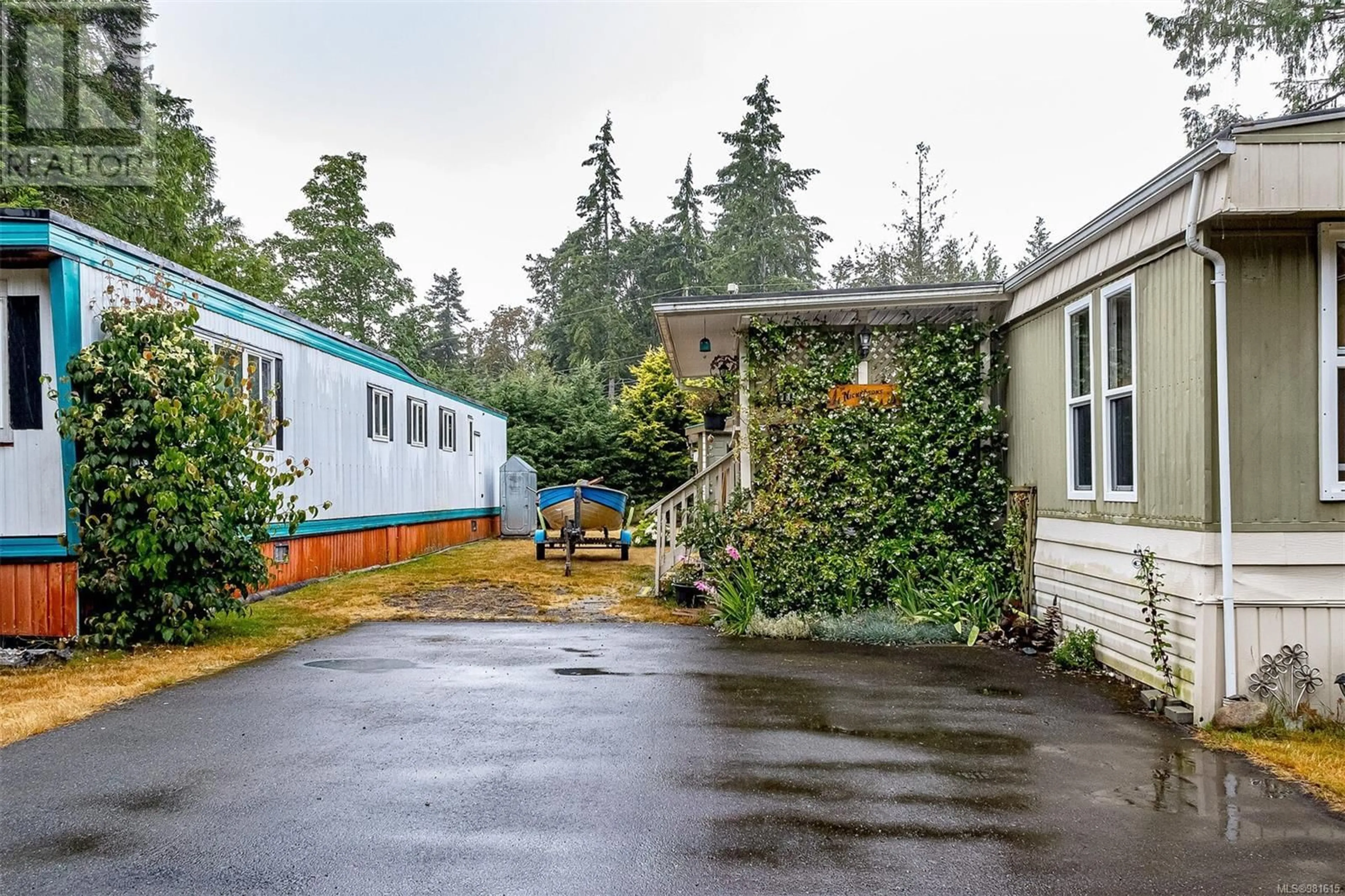 Patio, cottage for 12 6350 Island Hwy W, Qualicum Beach British Columbia V9K2E5