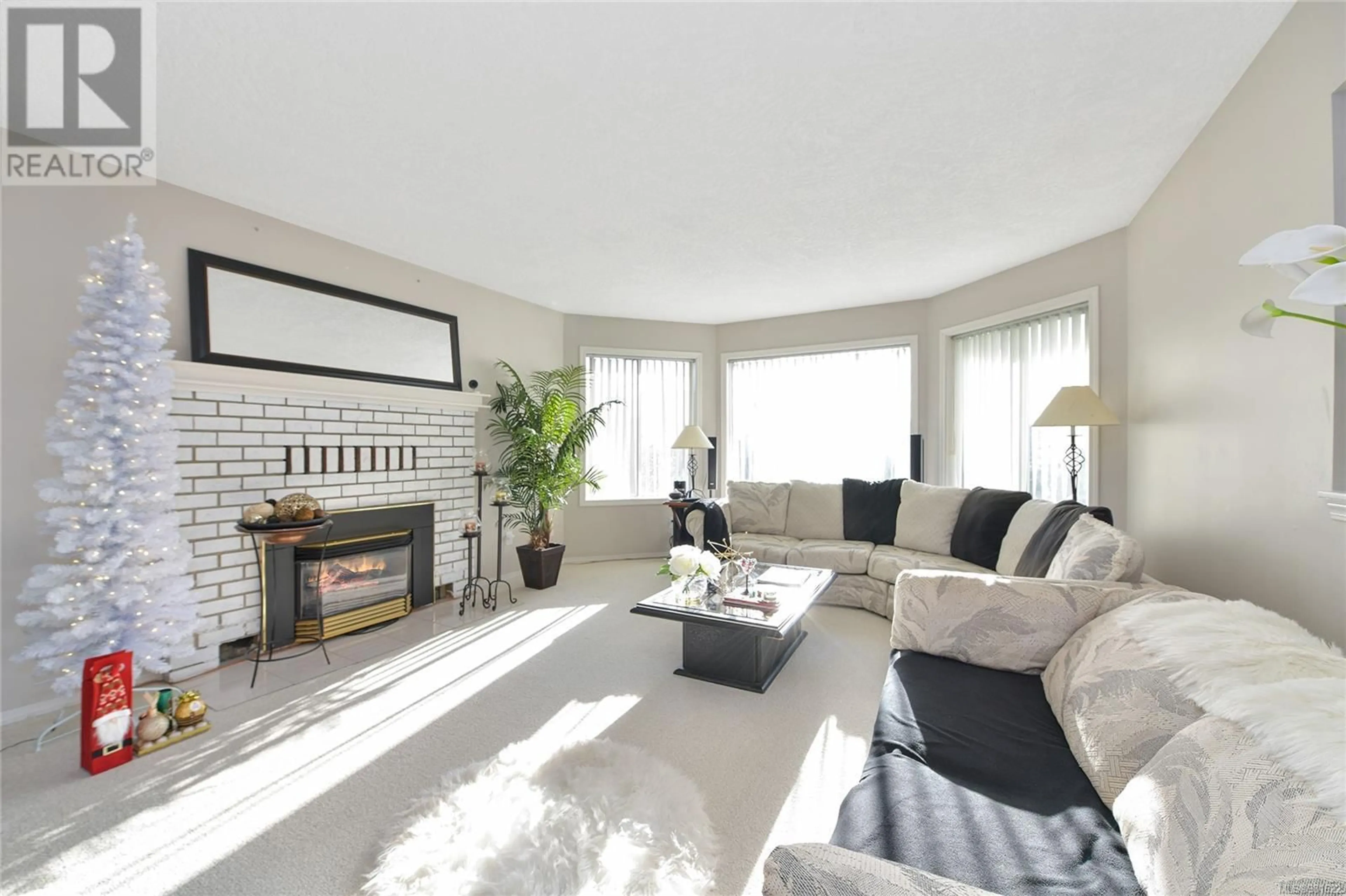 Living room, carpet floors for 506 Windthrop Rd, Colwood British Columbia V9C3B5