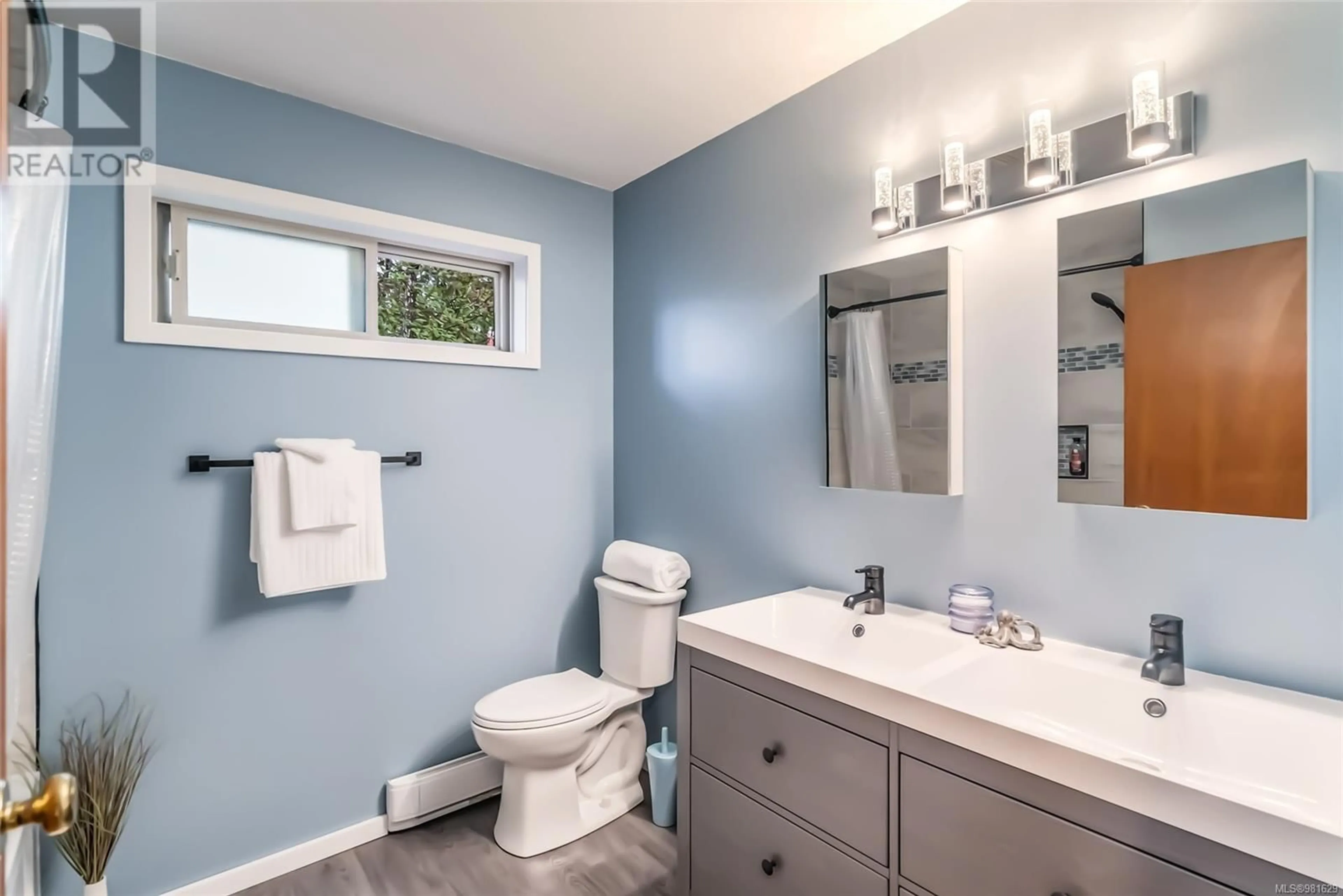 Bathroom, wood floors for 305 Pym St N, Parksville British Columbia V9P1E4