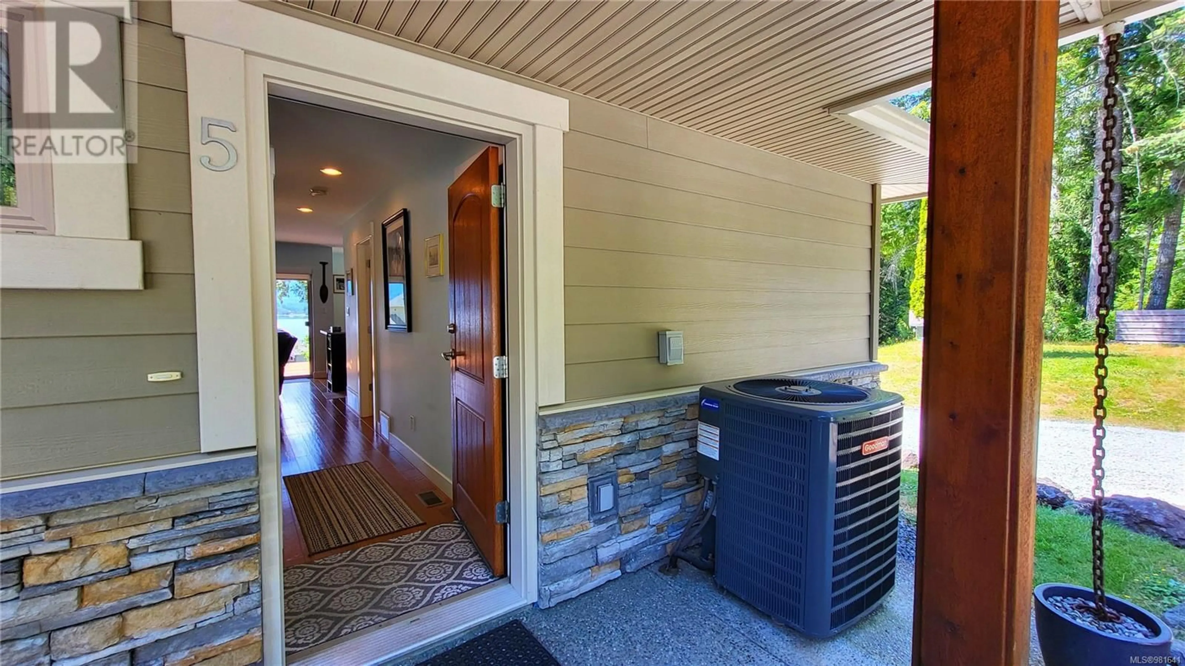 Indoor entryway for 5 - 9624 LAKESHORE ROAD, Port Alberni British Columbia V9Y8Z3