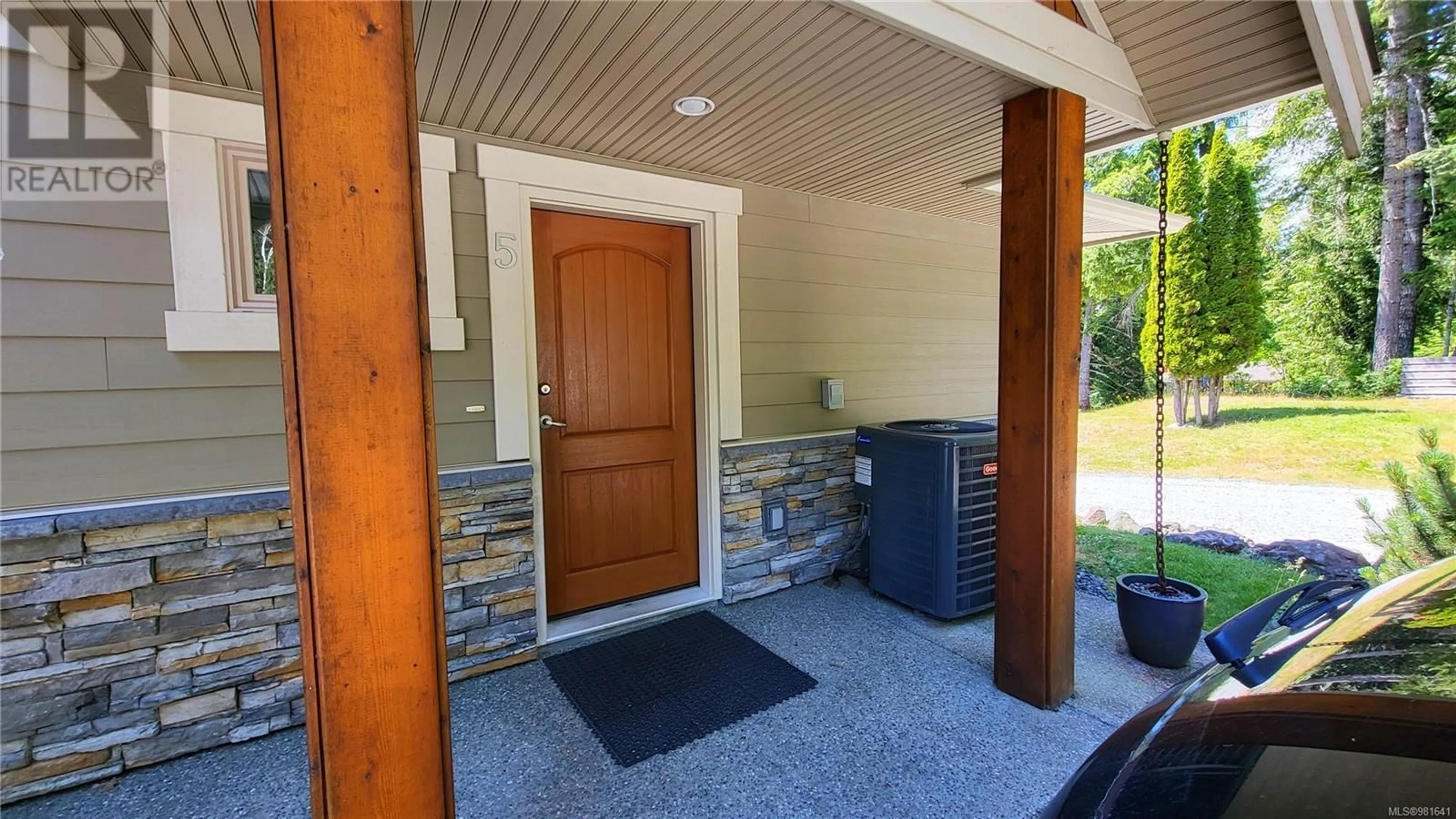 Indoor entryway, cement floor for 5 9624 Lakeshore Rd, Port Alberni British Columbia V9Y8Z3