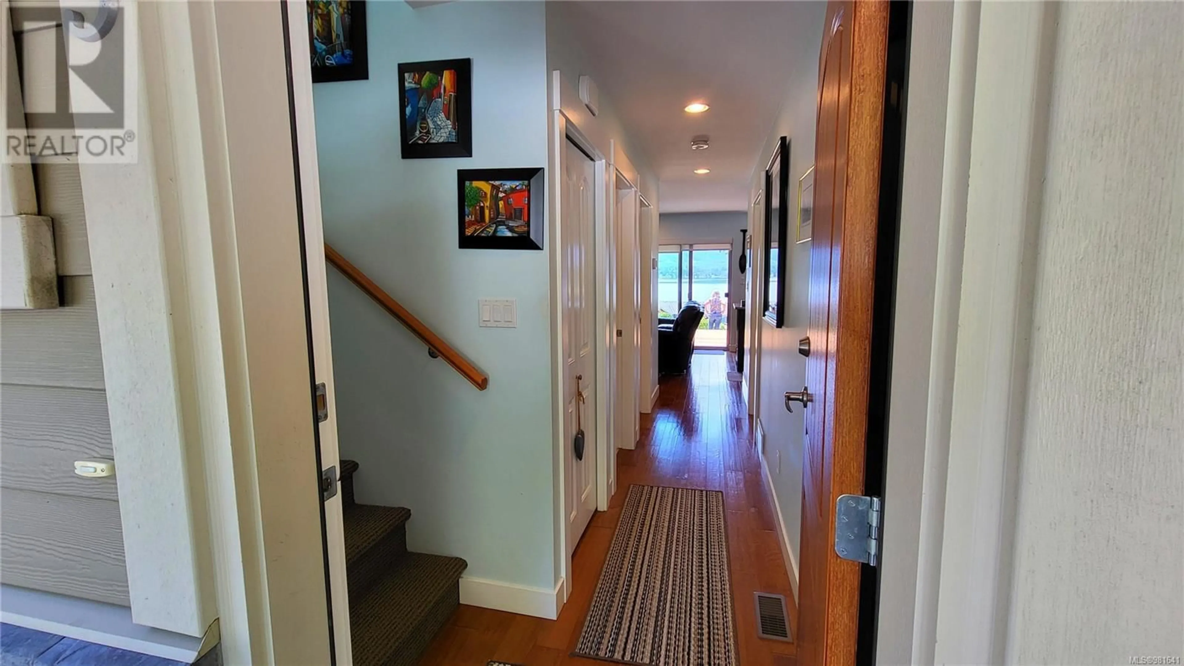 Indoor foyer, wood floors for 5 9624 Lakeshore Rd, Port Alberni British Columbia V9Y8Z3