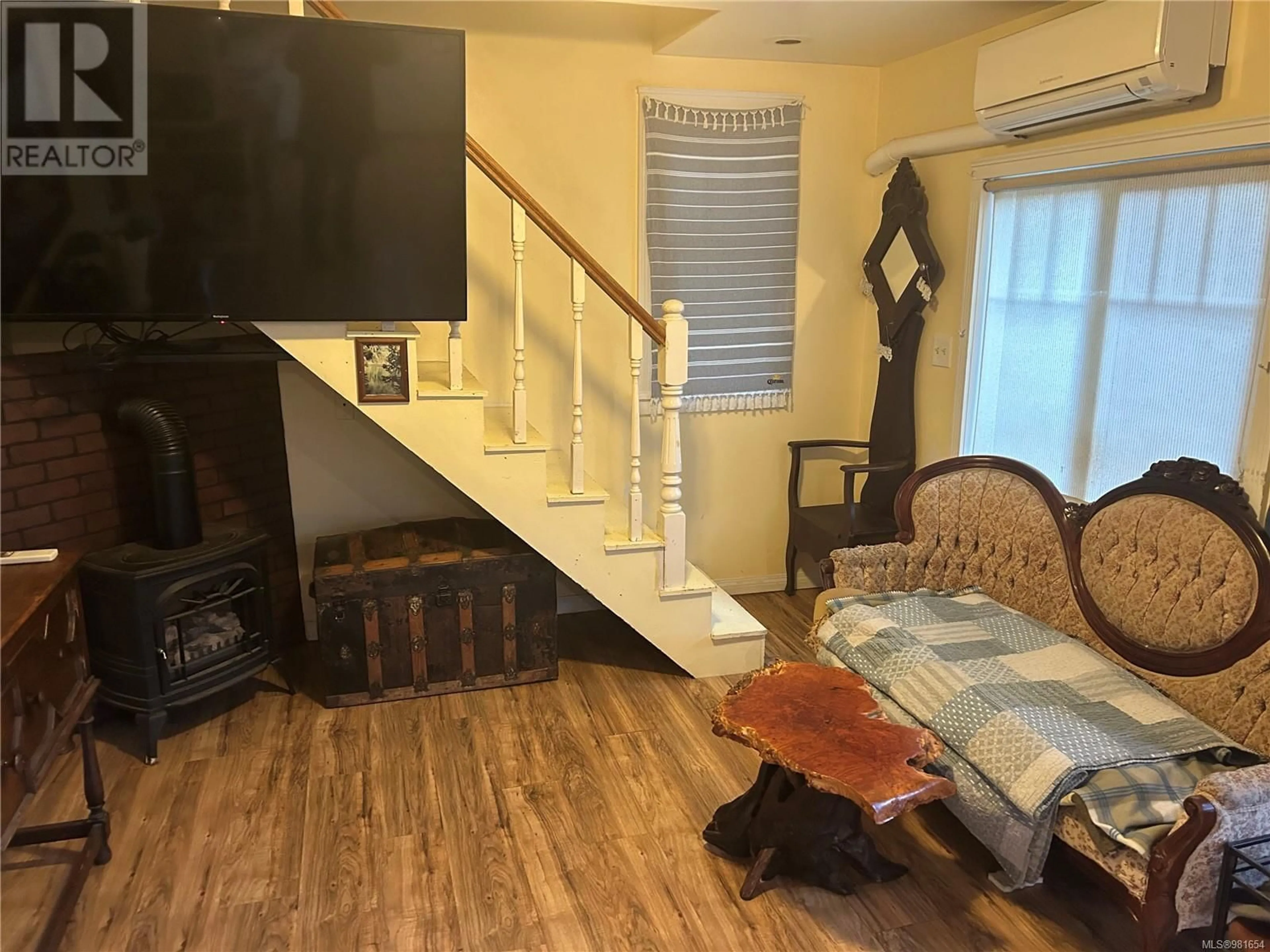 Living room with furniture, wood/laminate floor for 192 Gair Rd, View Royal British Columbia V9B1N5