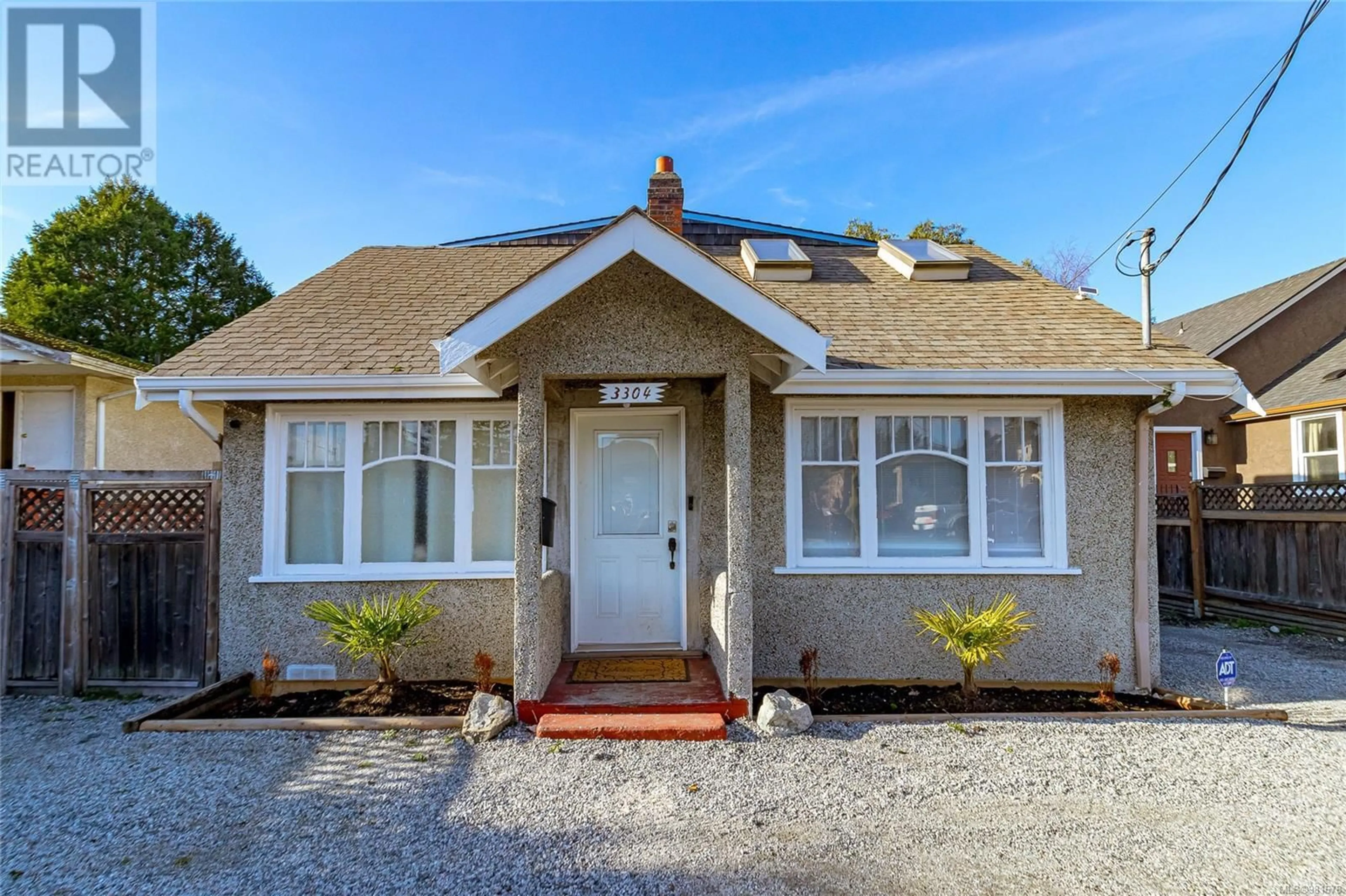 Frontside or backside of a home, cottage for 3304 Shelbourne St, Saanich British Columbia V8P5H1