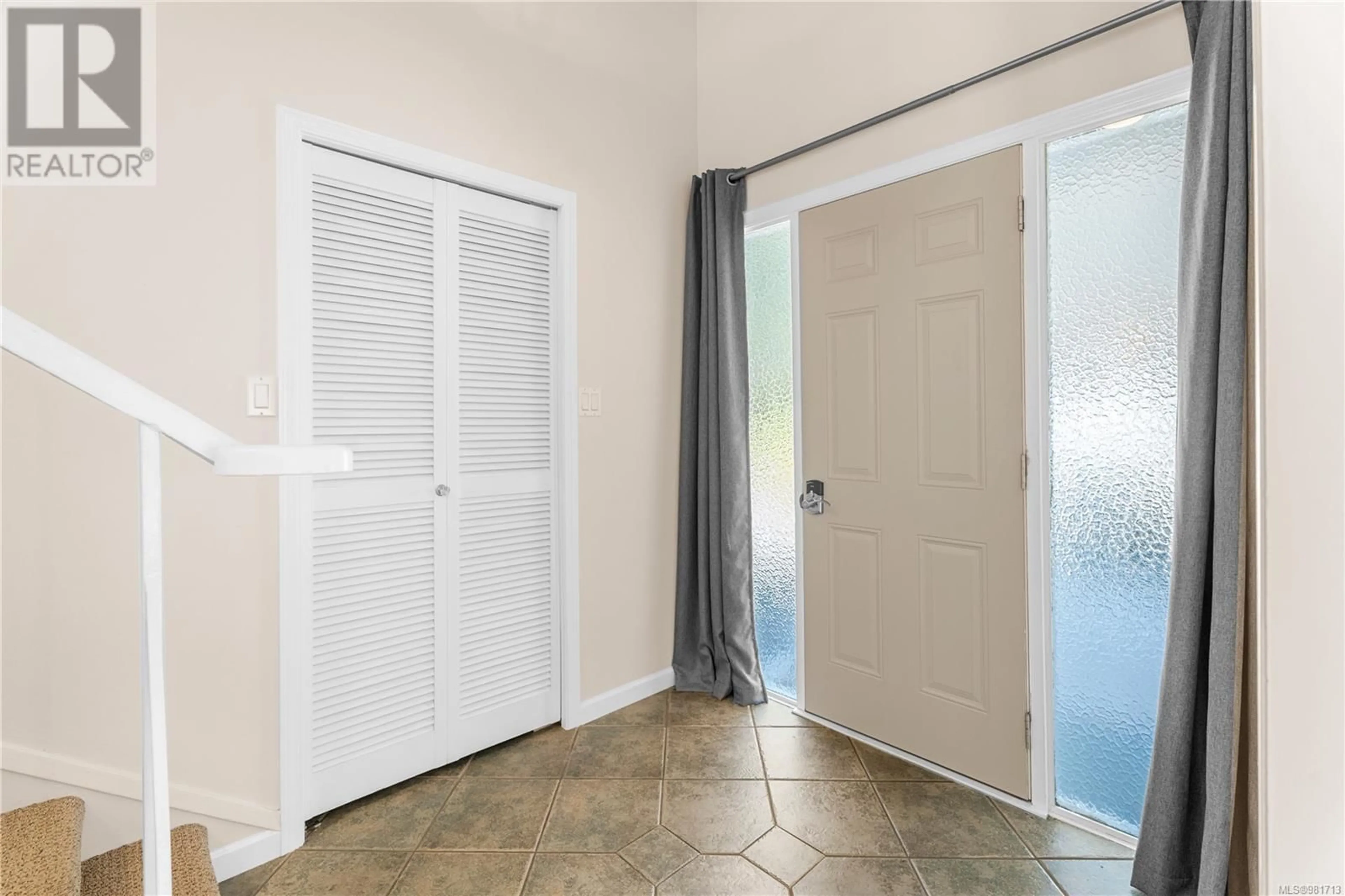 Indoor entryway, not visible floor for 461 Arbutus Ave W, Duncan British Columbia V9L1J1