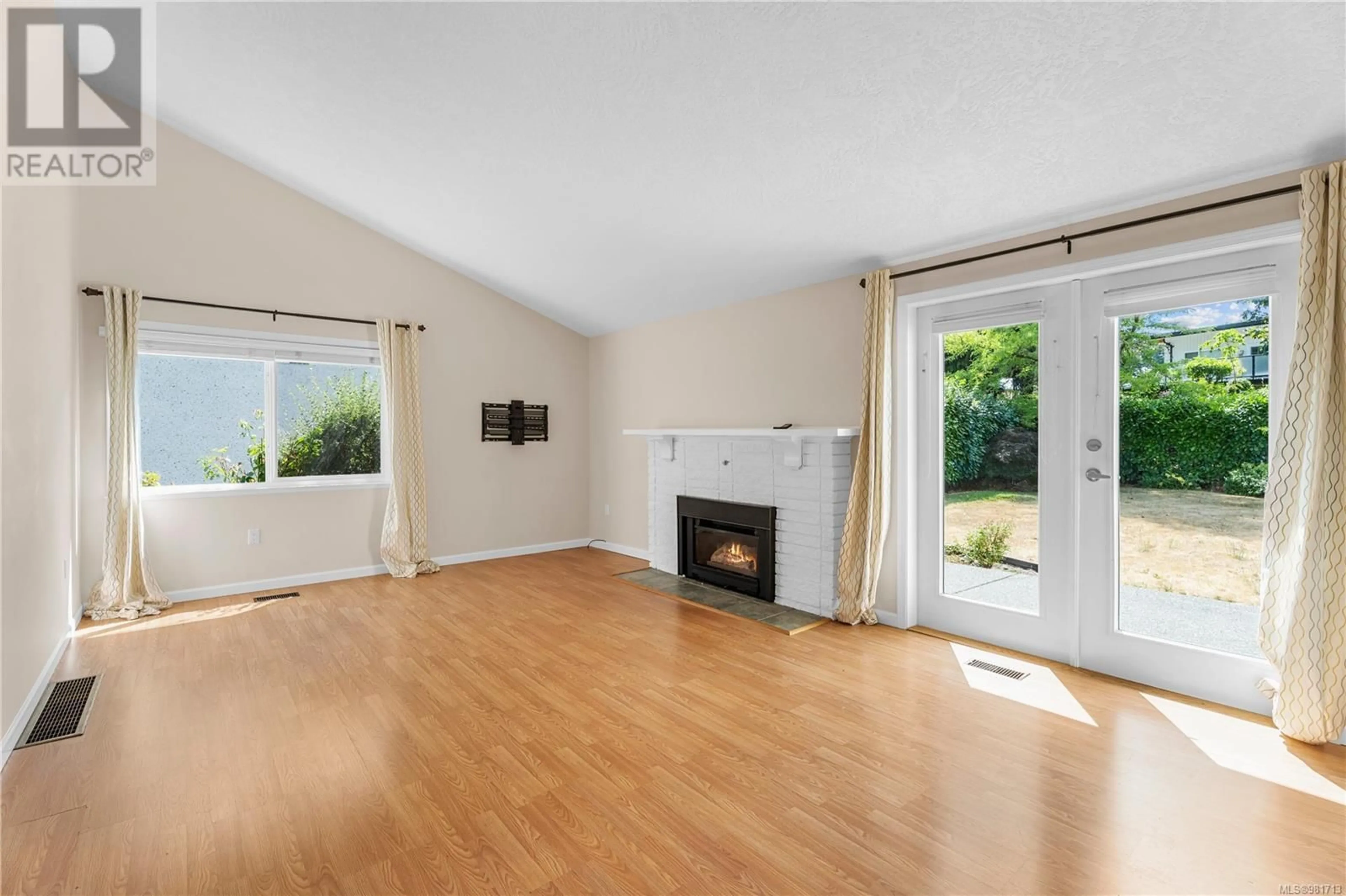 Living room, wood floors for 461 Arbutus Ave W, Duncan British Columbia V9L1J1