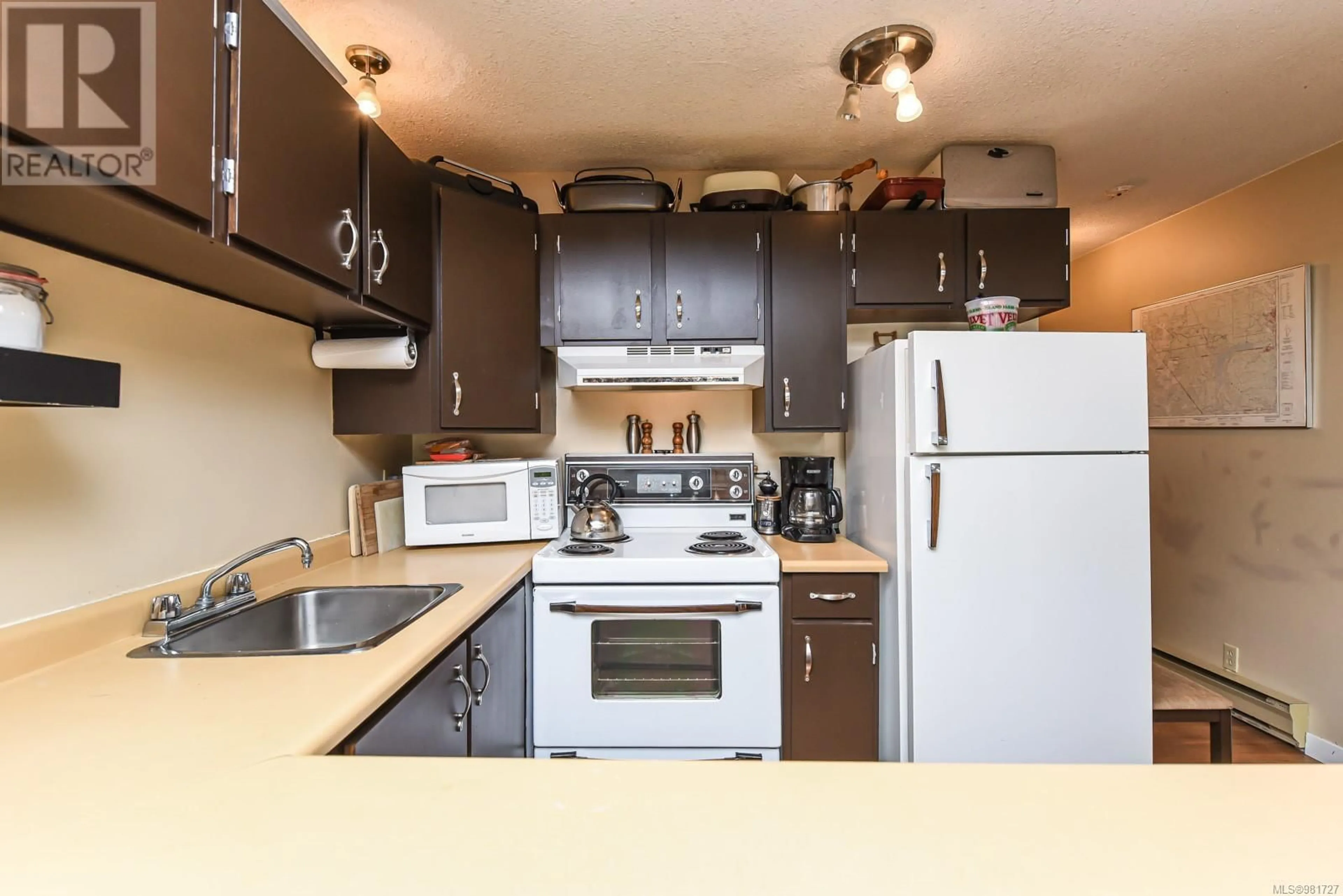 Standard kitchen, wood floors, cottage for 2 - 709 CASTLE CRAG CRESCENT, Courtenay British Columbia V9J1L0