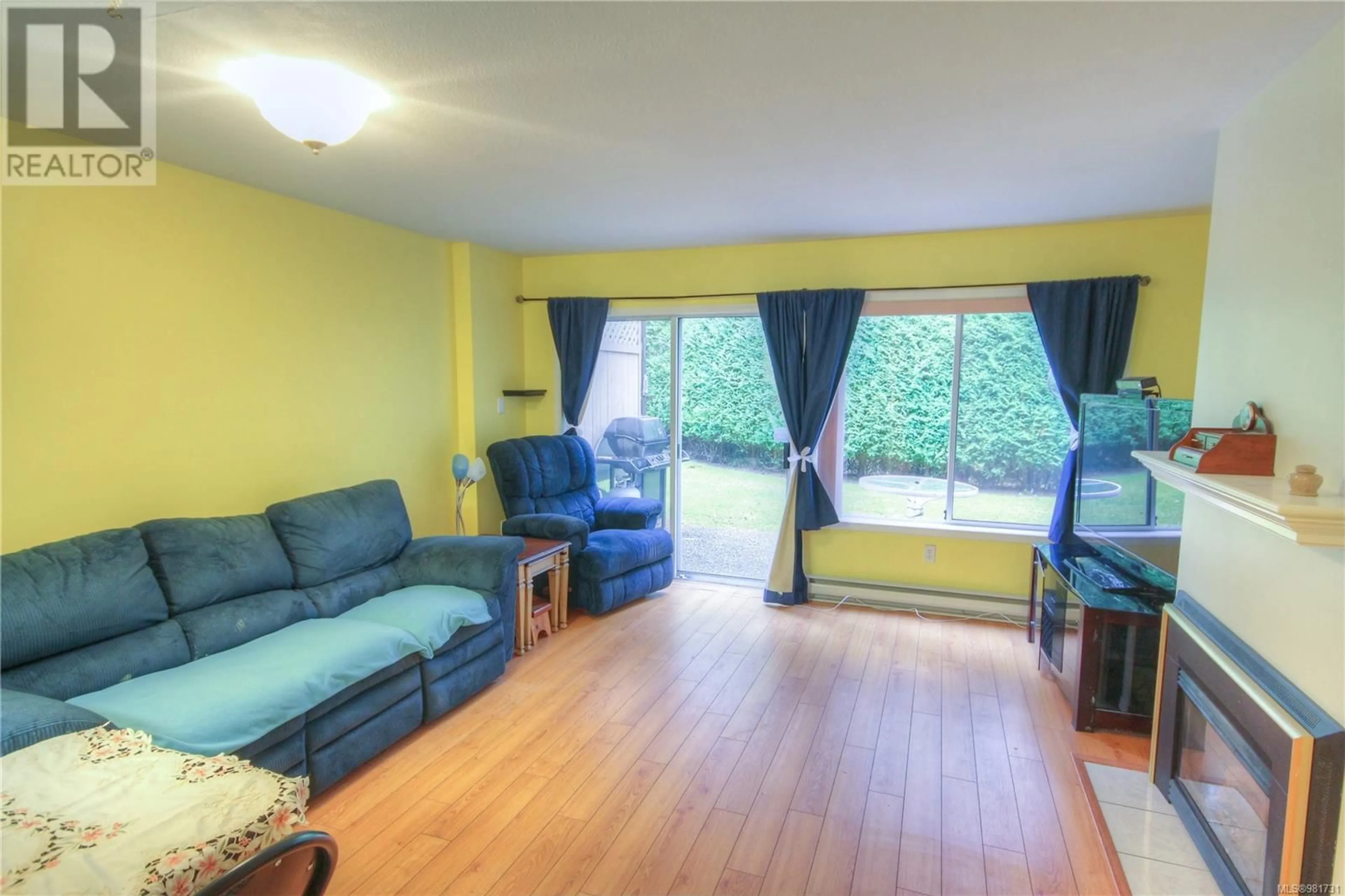 Living room, wood floors for 6033 Pleasant Valley Way, Nanaimo British Columbia V9T6E7