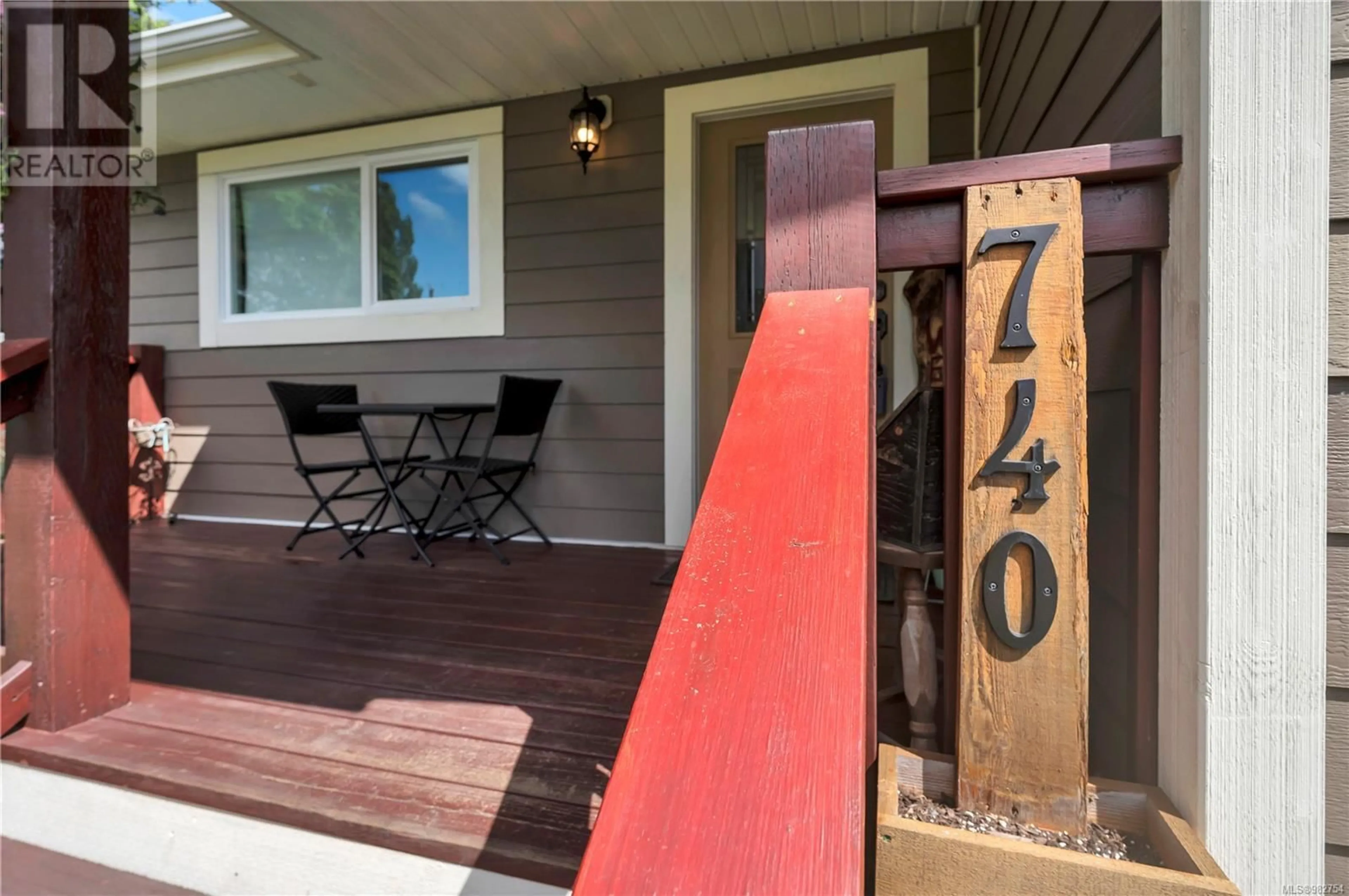 Indoor entryway, wood floors for 740 Nicholls Rd, Campbell River British Columbia V9W3P6