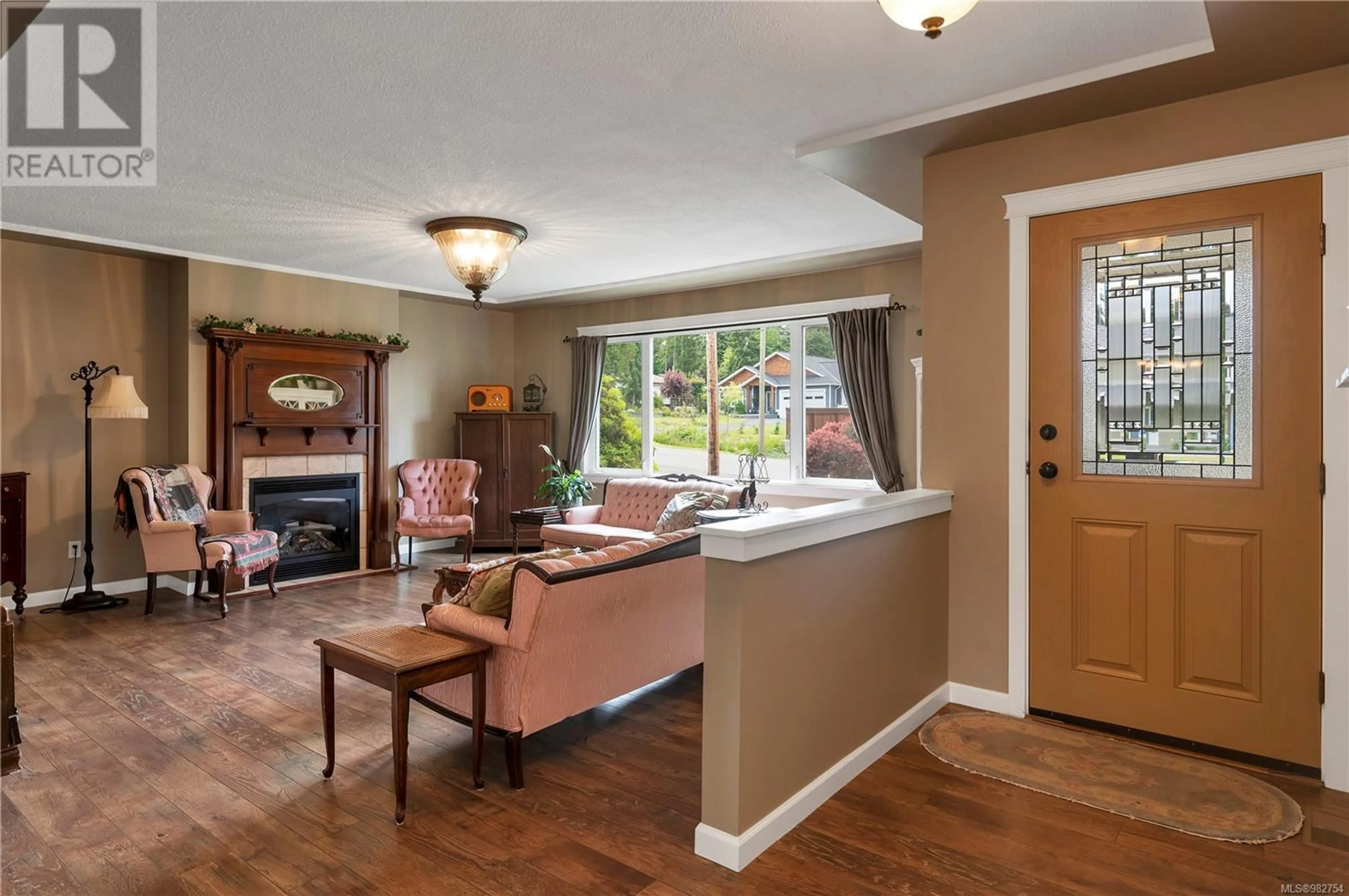 Living room, wood floors for 740 Nicholls Rd, Campbell River British Columbia V9W3P6