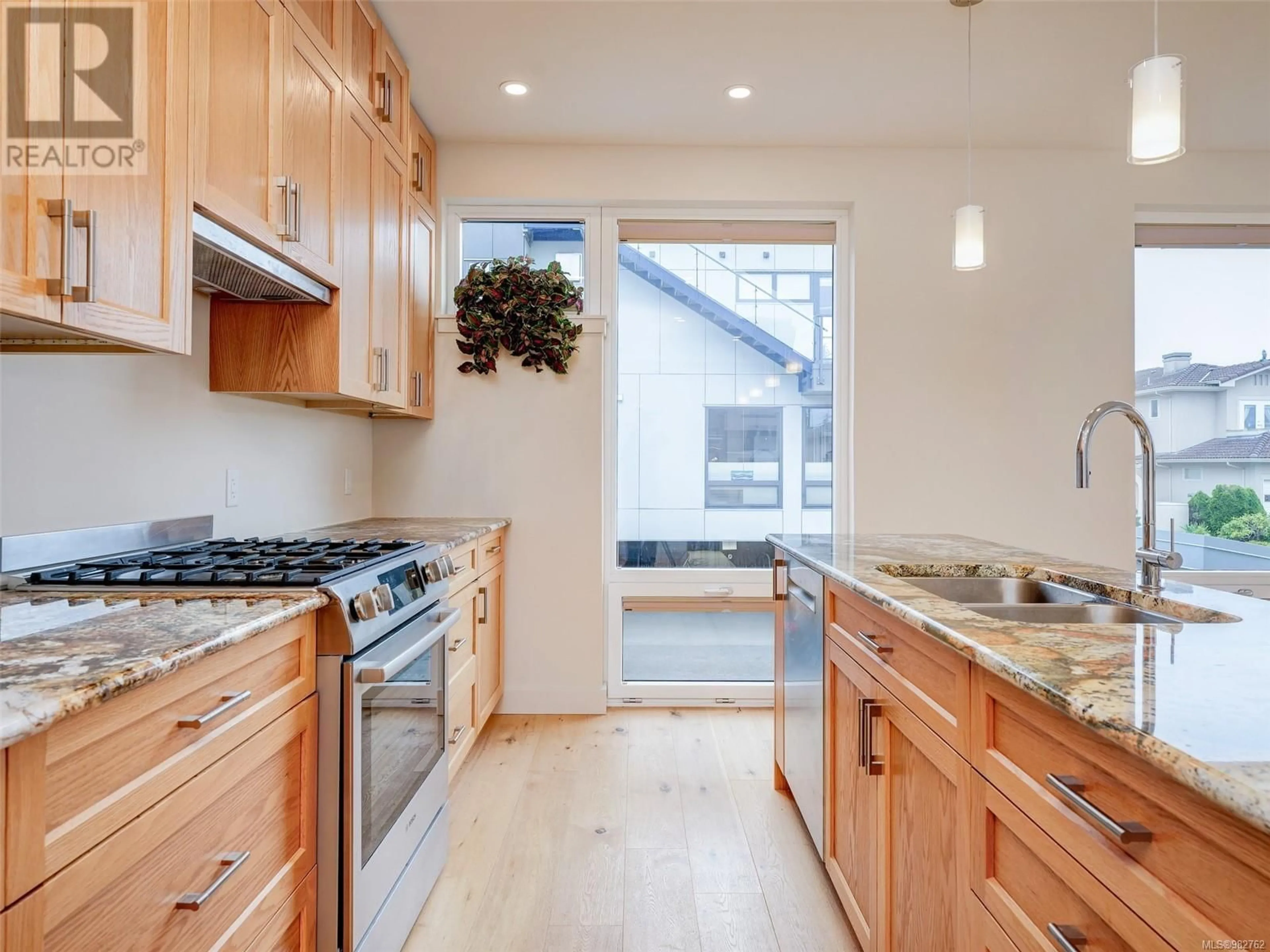 Open concept kitchen for 7 9667B First St, Sidney British Columbia V8L3C8