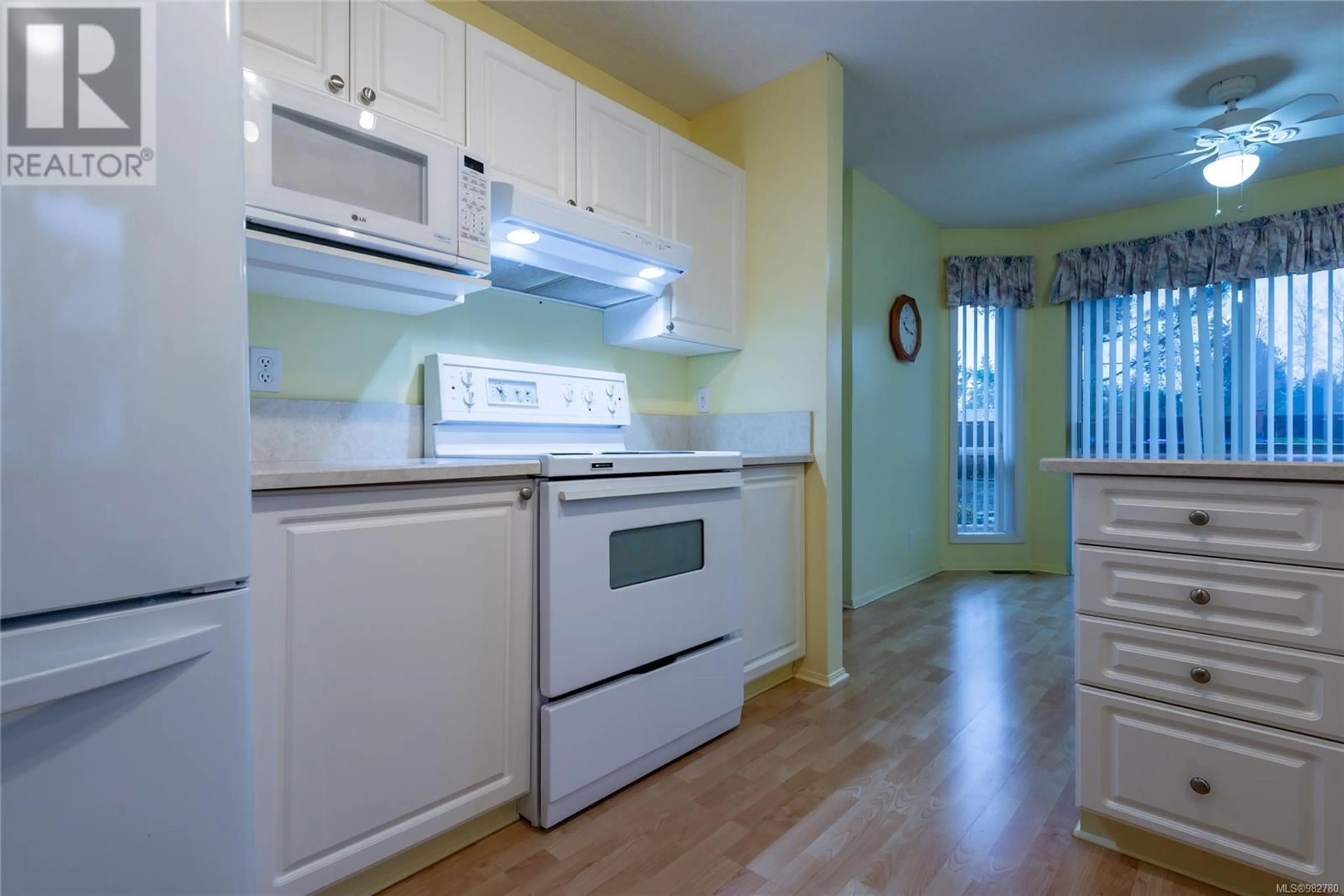 Standard kitchen, wood floors, cottage for 4 1755 Willemar Ave, Courtenay British Columbia V9N3M5