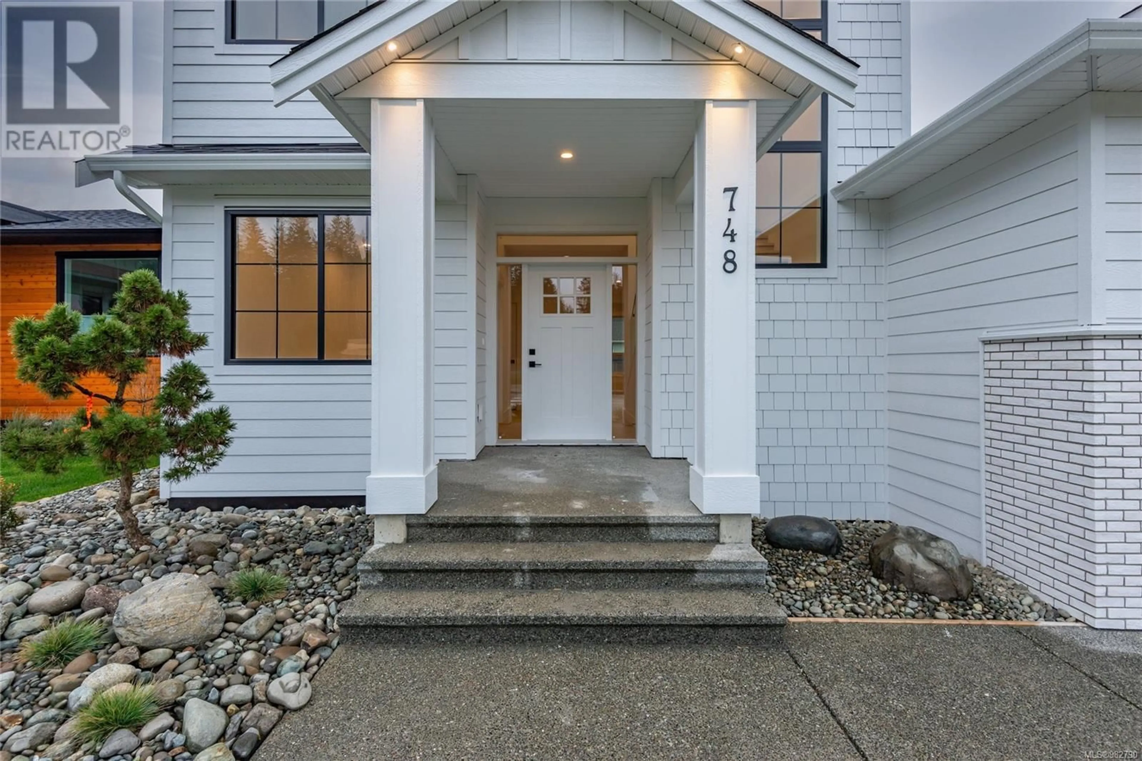 Indoor entryway, cement floor for 748 Beaver Creek Blvd, Campbell River British Columbia V9H0G4