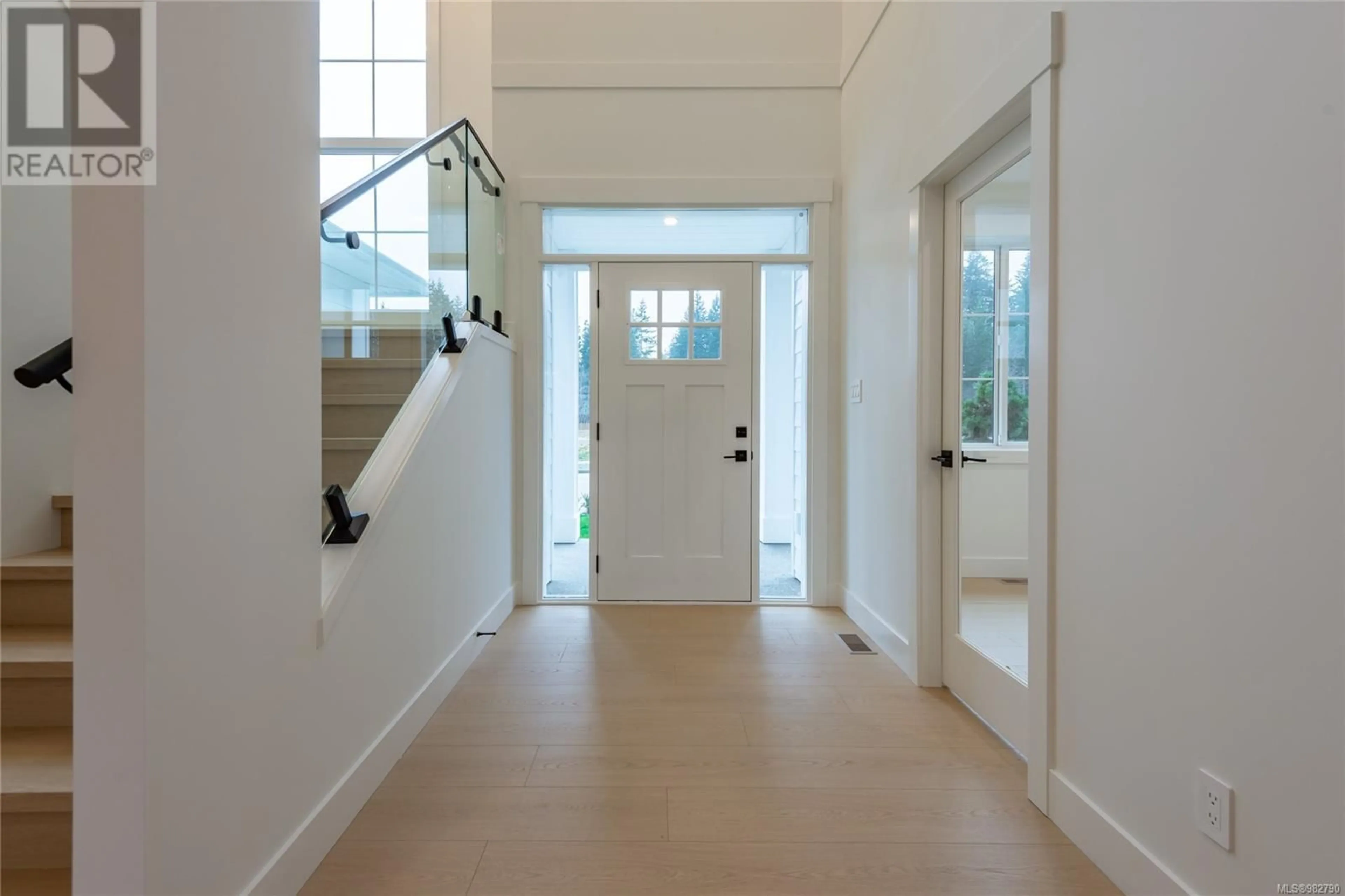 Indoor entryway, wood floors for 748 Beaver Creek Blvd, Campbell River British Columbia V9H0G4