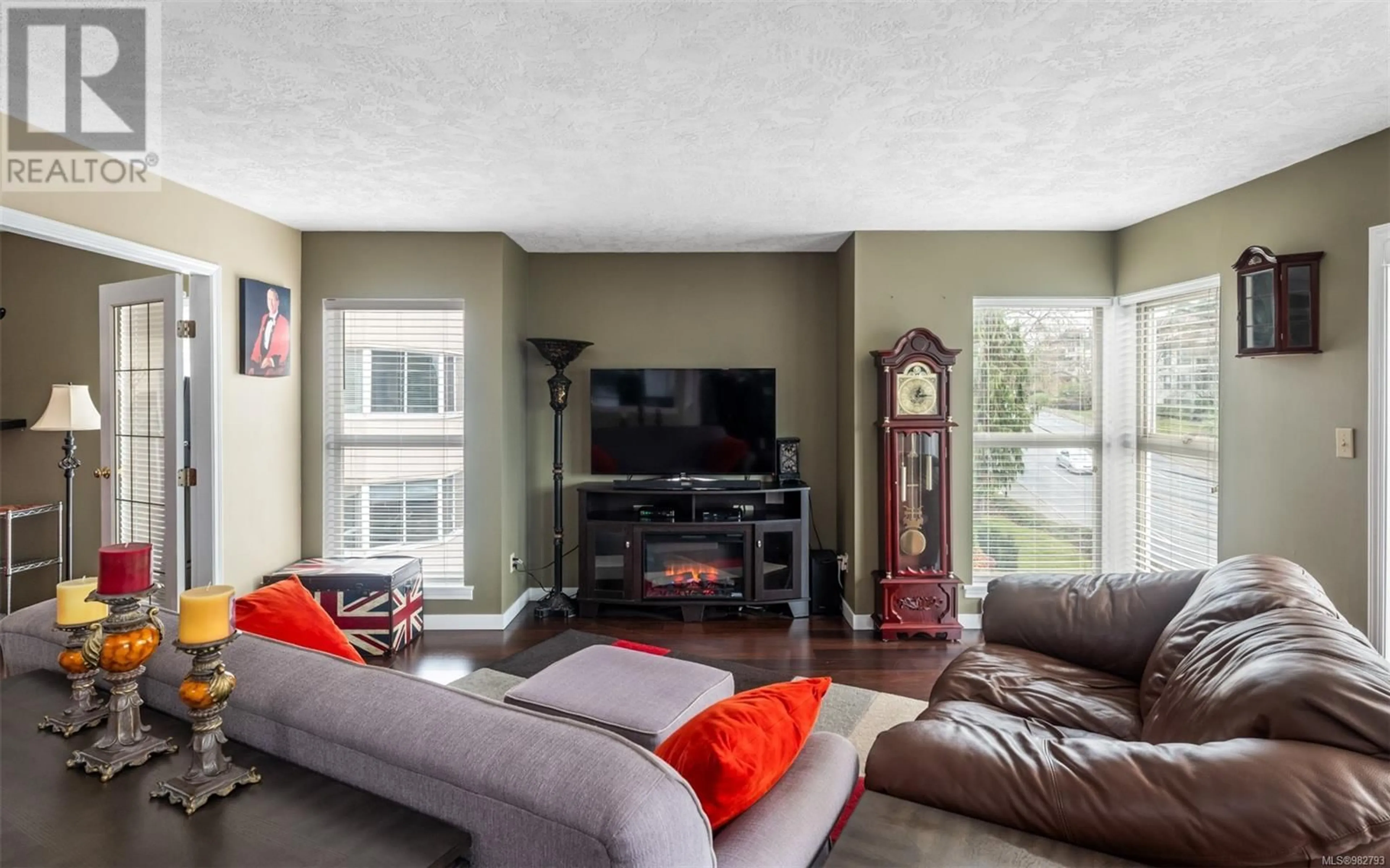 Living room, wood floors for 333 40 Gorge Rd W, Saanich British Columbia V9A1L8