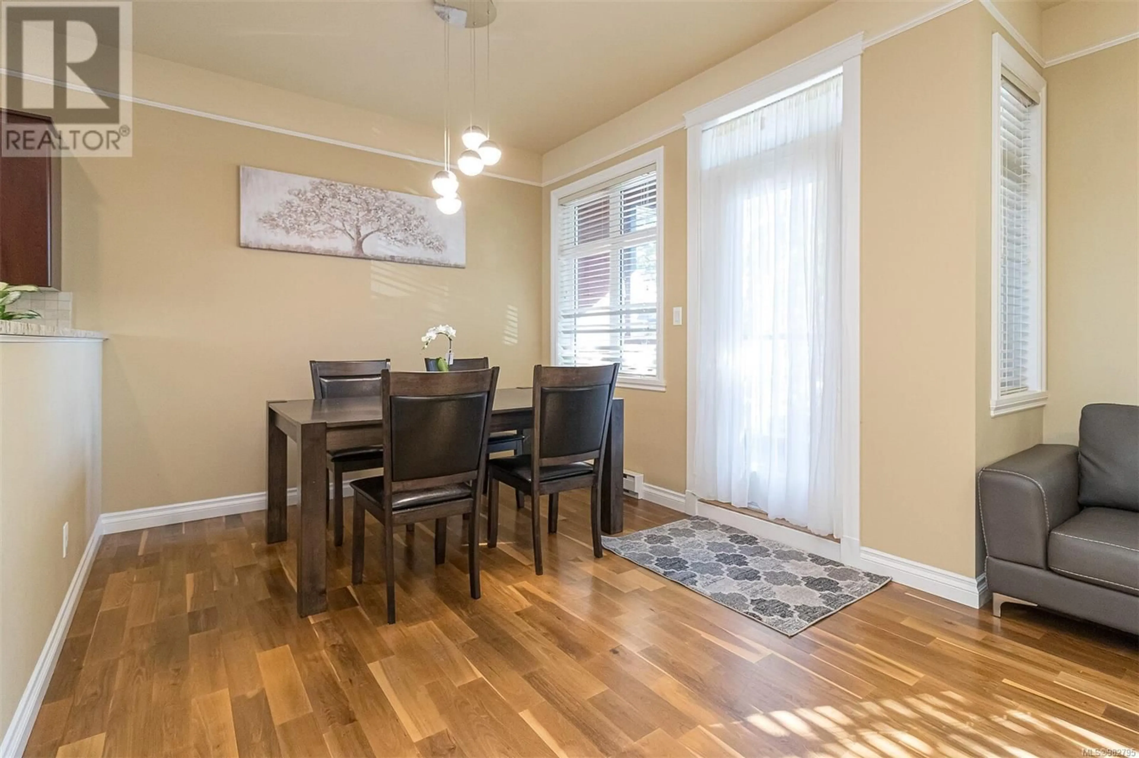 Dining room, wood floors, cottage for 7 920 Caledonia Ave, Victoria British Columbia V8T1E8