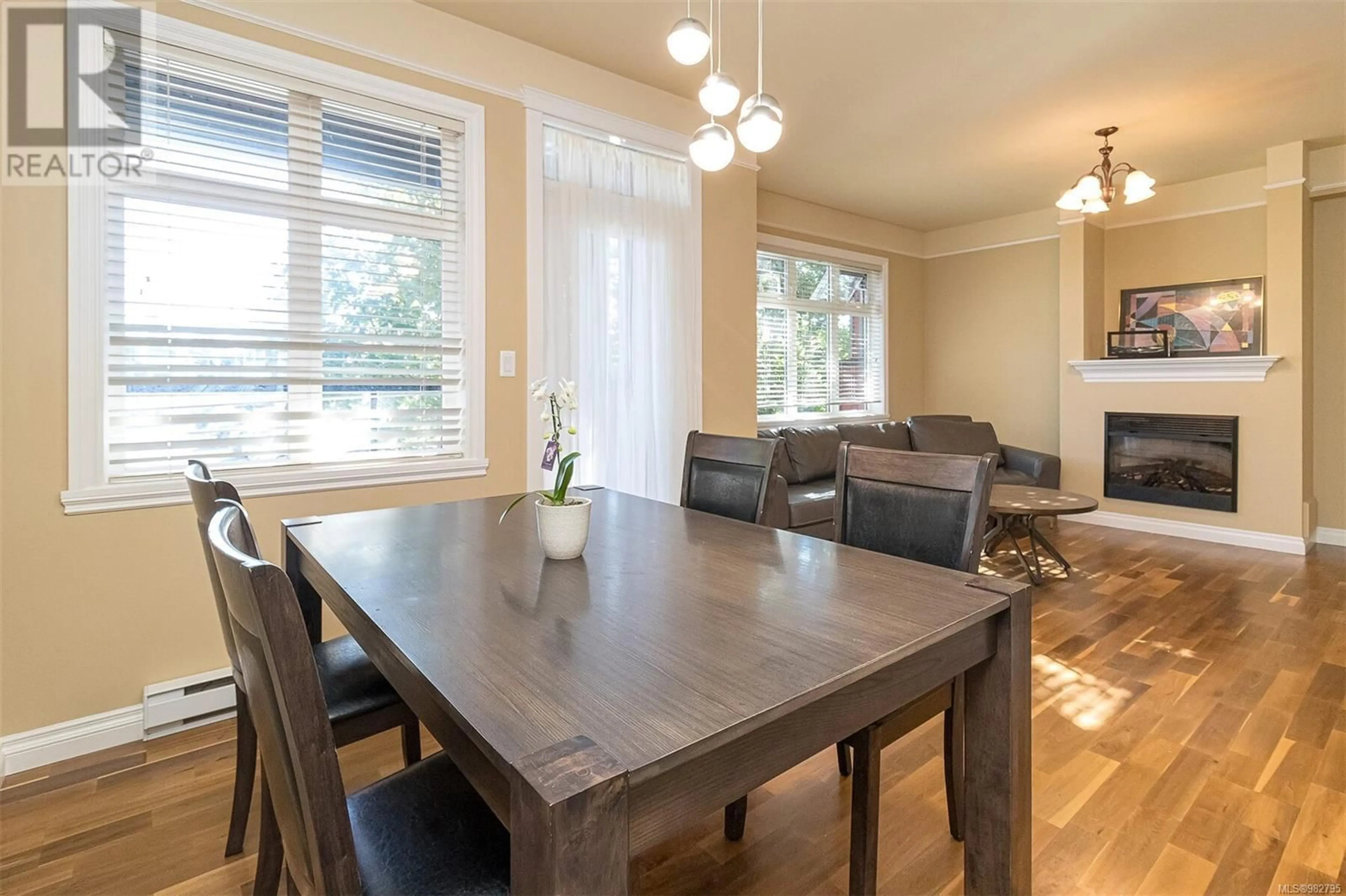 Dining room, wood floors, cottage for 7 920 Caledonia Ave, Victoria British Columbia V8T1E8